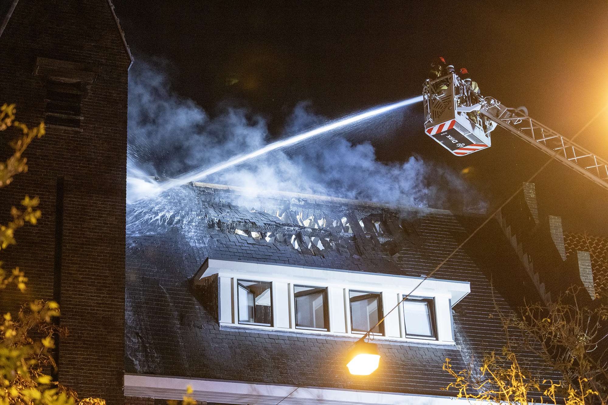 Hotel met ruim honderd vluchtelingen ontruimd na brand in Amsterdamse woning