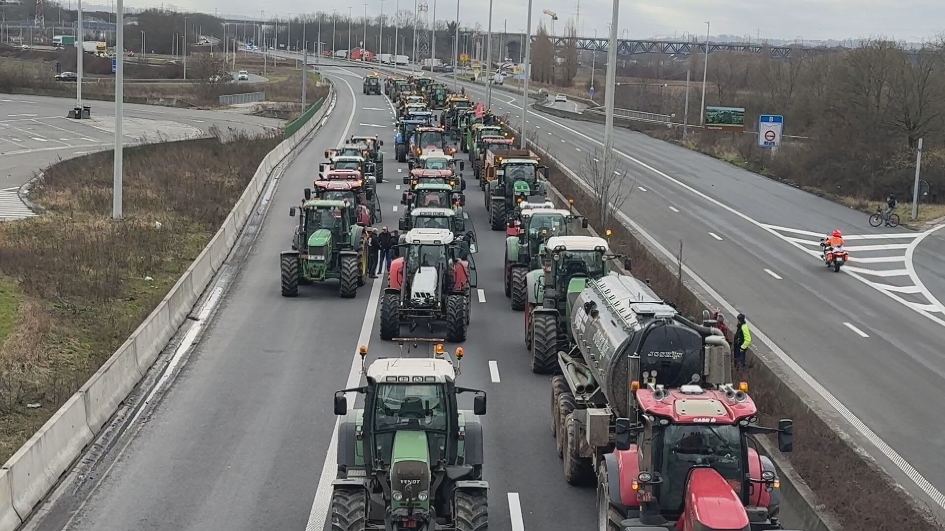 Boeren blokkeren grensovergang van Maastricht naar Luik