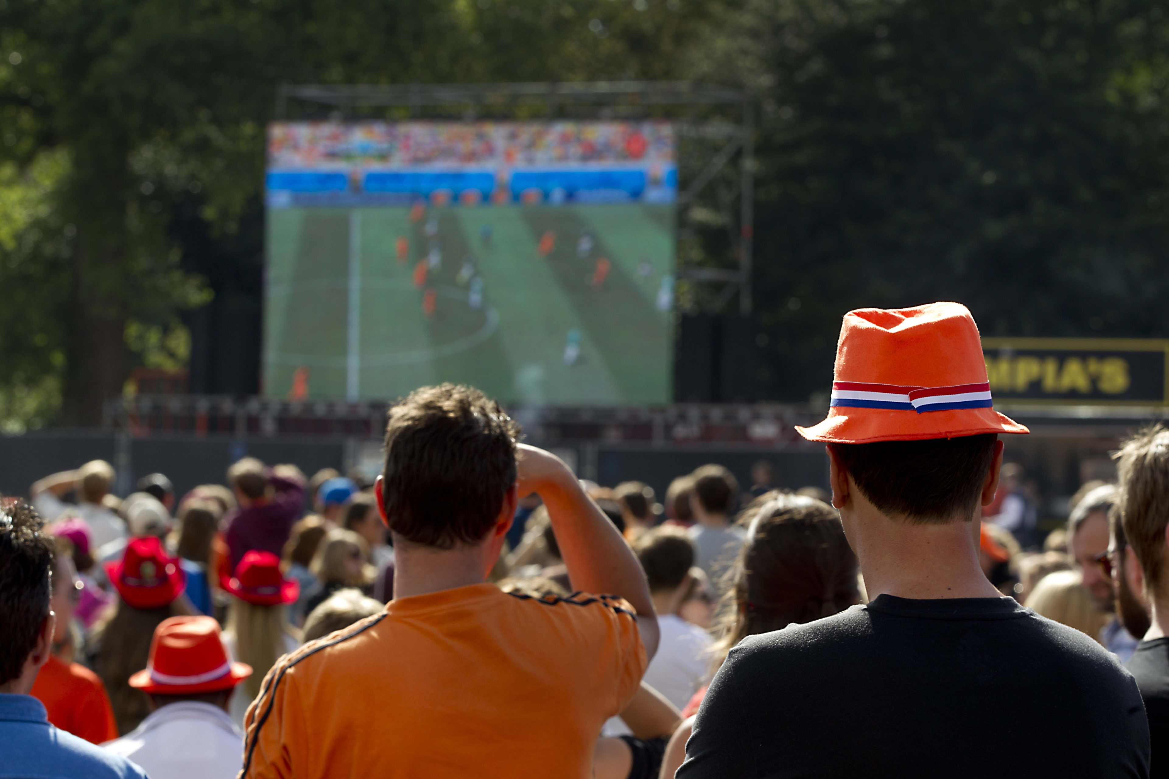 WK volgen op het grote scherm? Rotterdam en Amsterdam hebben hun bedenkingen