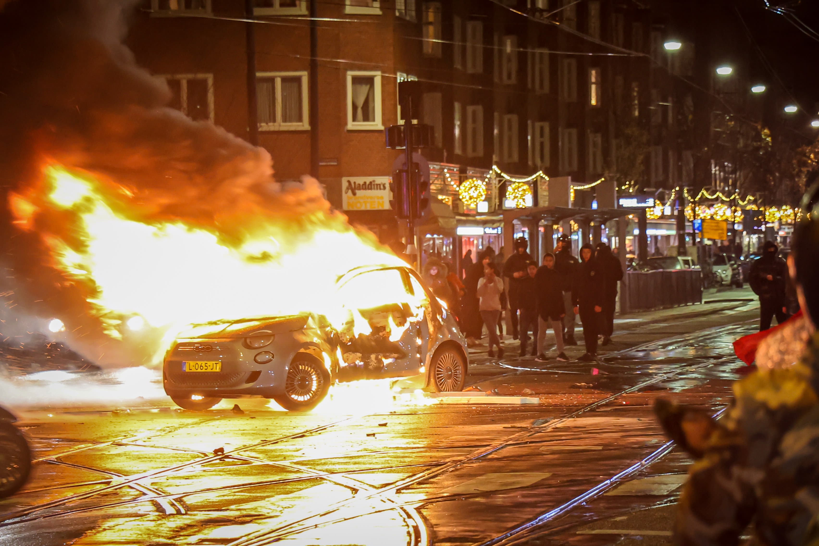 Vuurwerk, getoeter en rellen: grote groepen de straat op na voetbalwinst Marokko, ME grijpt in