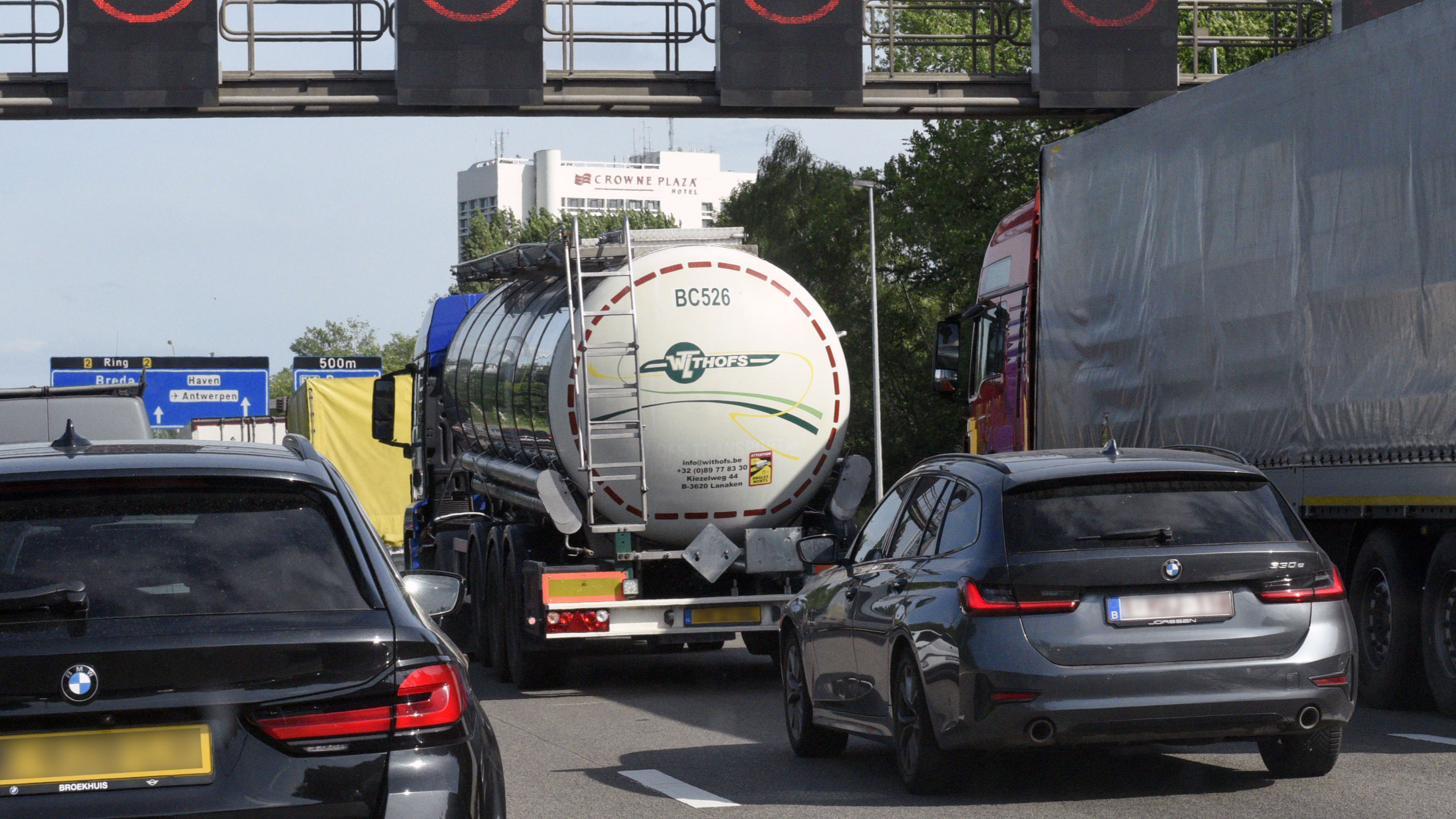 Gezin ontsnapt aan vlammenzee nadat ze op metalen obstakel op weg botsen