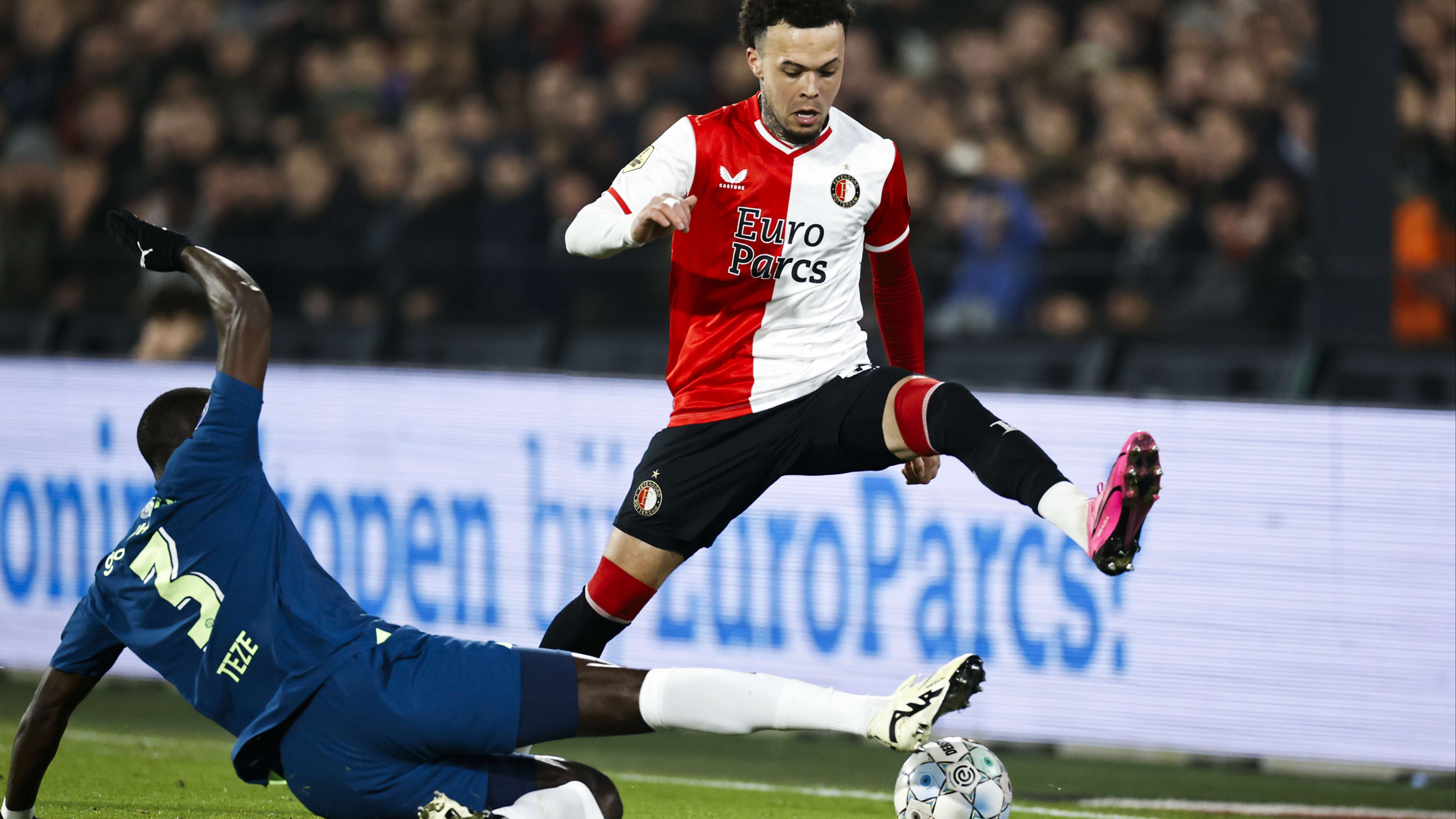 Hartverwarmend: voetballer nodigt familie overleden Feyenoord-fan uit voor wedstrijd