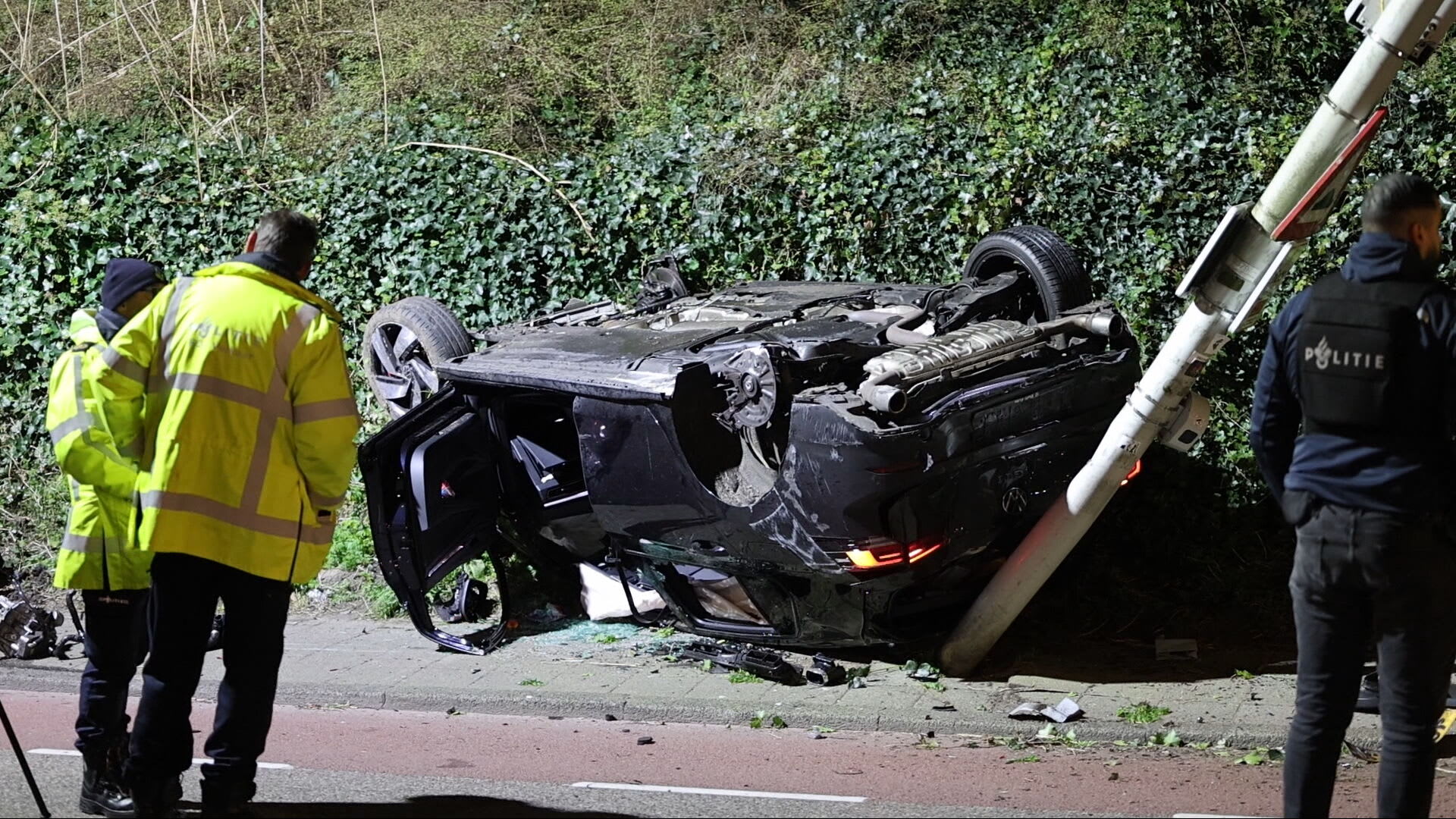 Auto over de kop bij bizarre crash na achtervolging in Amsterdam