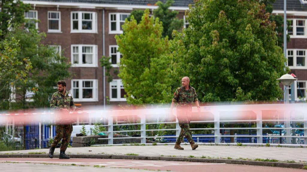 EOD in actie en brug afgesloten vanwege mogelijke landmijn in Amsterdam