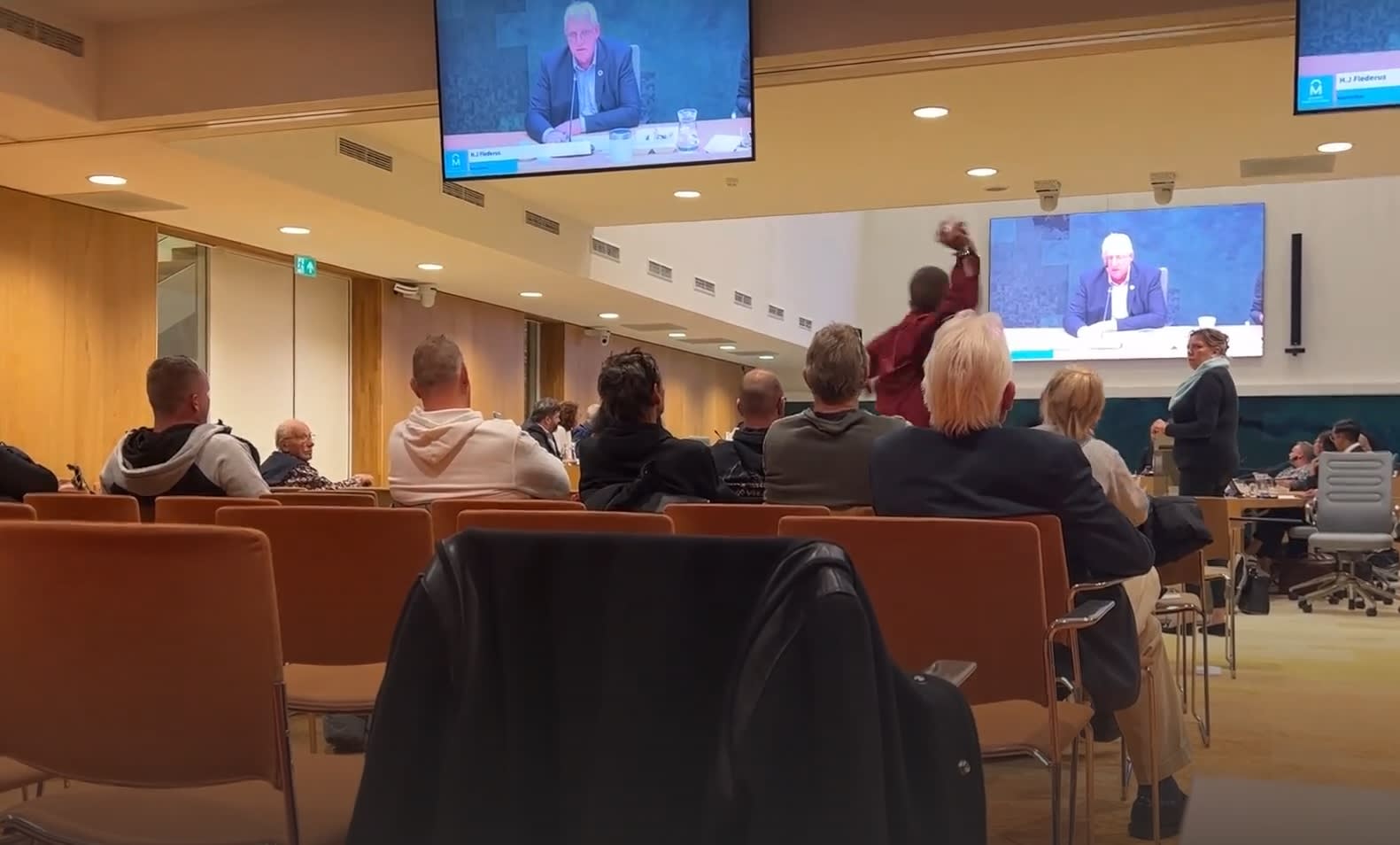 Man smijt koffiekopje naar raadsleden bij vergadering over asielzoekers: 'Ik weet jullie allemaal te vinden!'