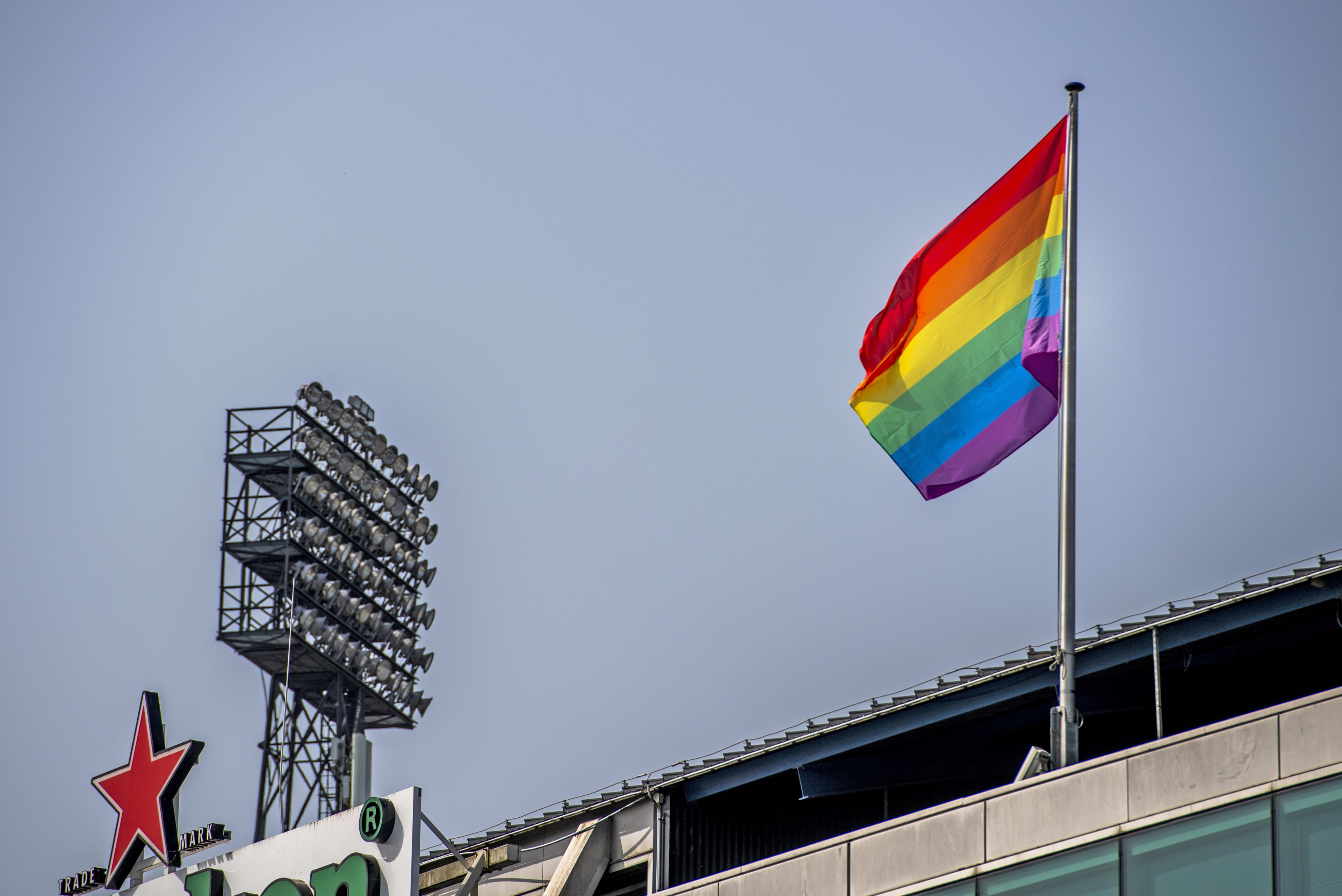 Betaald voetbal gaat ingrijpen tegen homofobe spreekkoren: dit worden de straffen