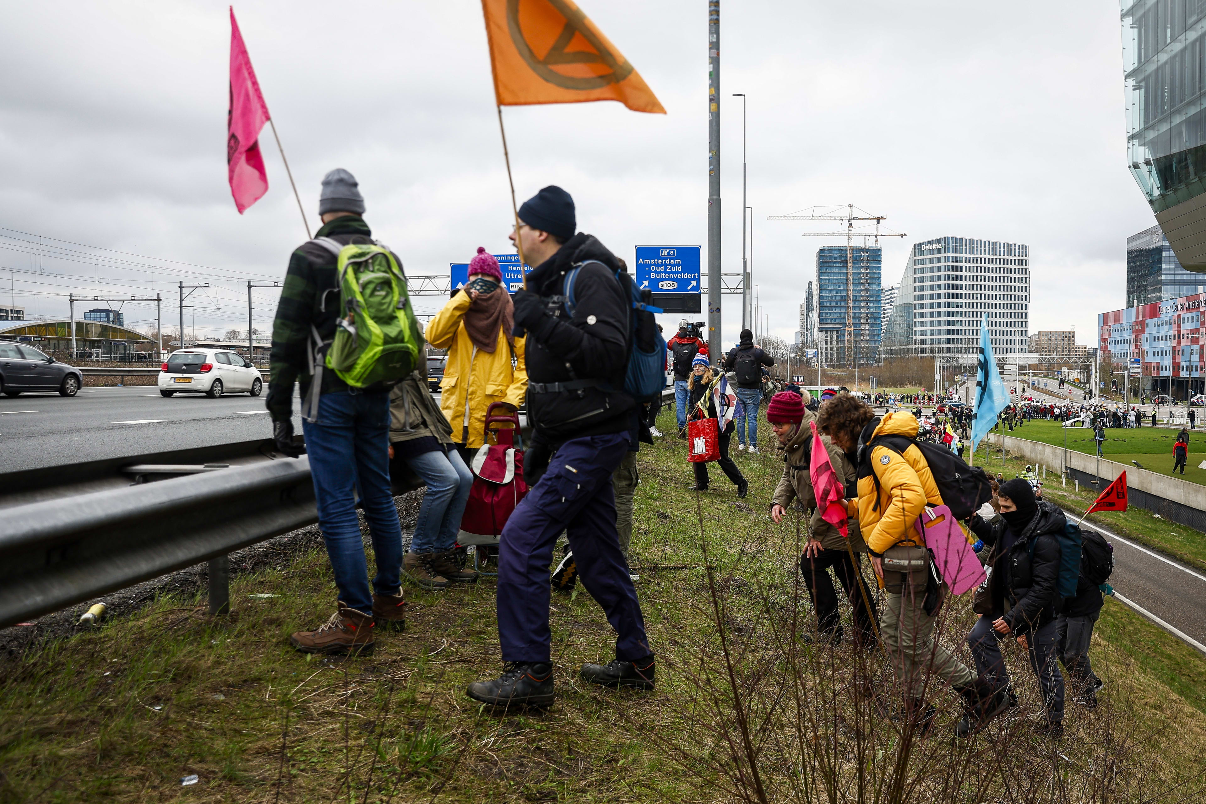 Honderden klimaatactivisten blokkeren A10 bij Amsterdam