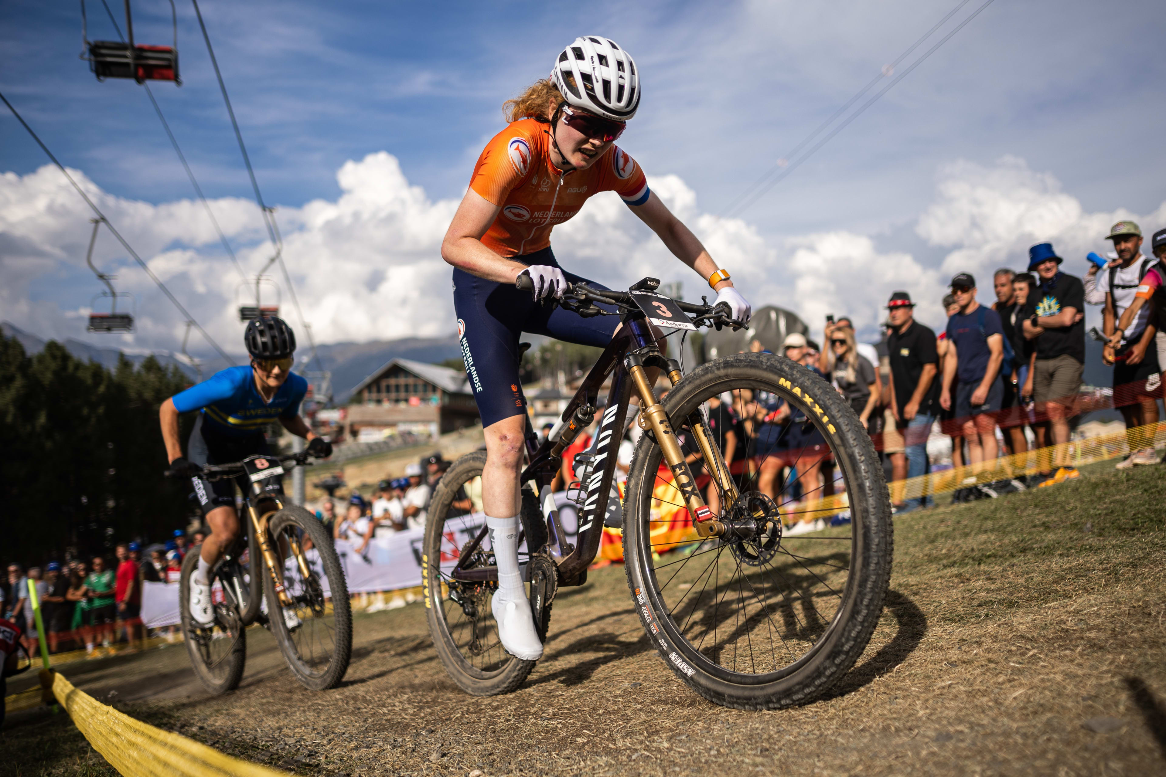 Puck Pieterse pakt wereldtitel mountainbiken, maand na pech op de Spelen