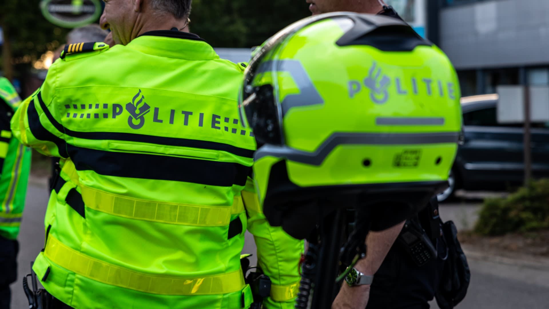 Bus rijdt in op agent op A12 bij Gouda, inzittenden gaan ervandoor