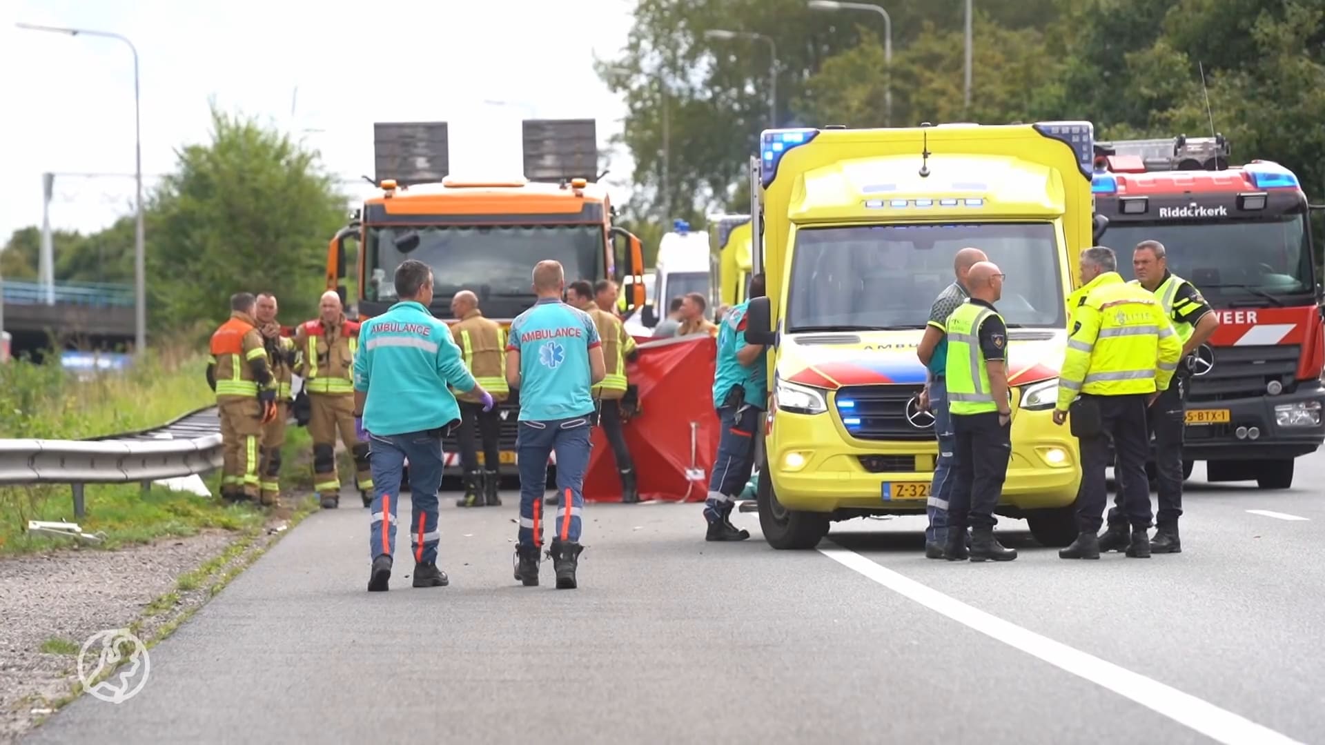 Vrachtwagenchauffeur (38) overleden na aanrijding op vluchtstrook A15