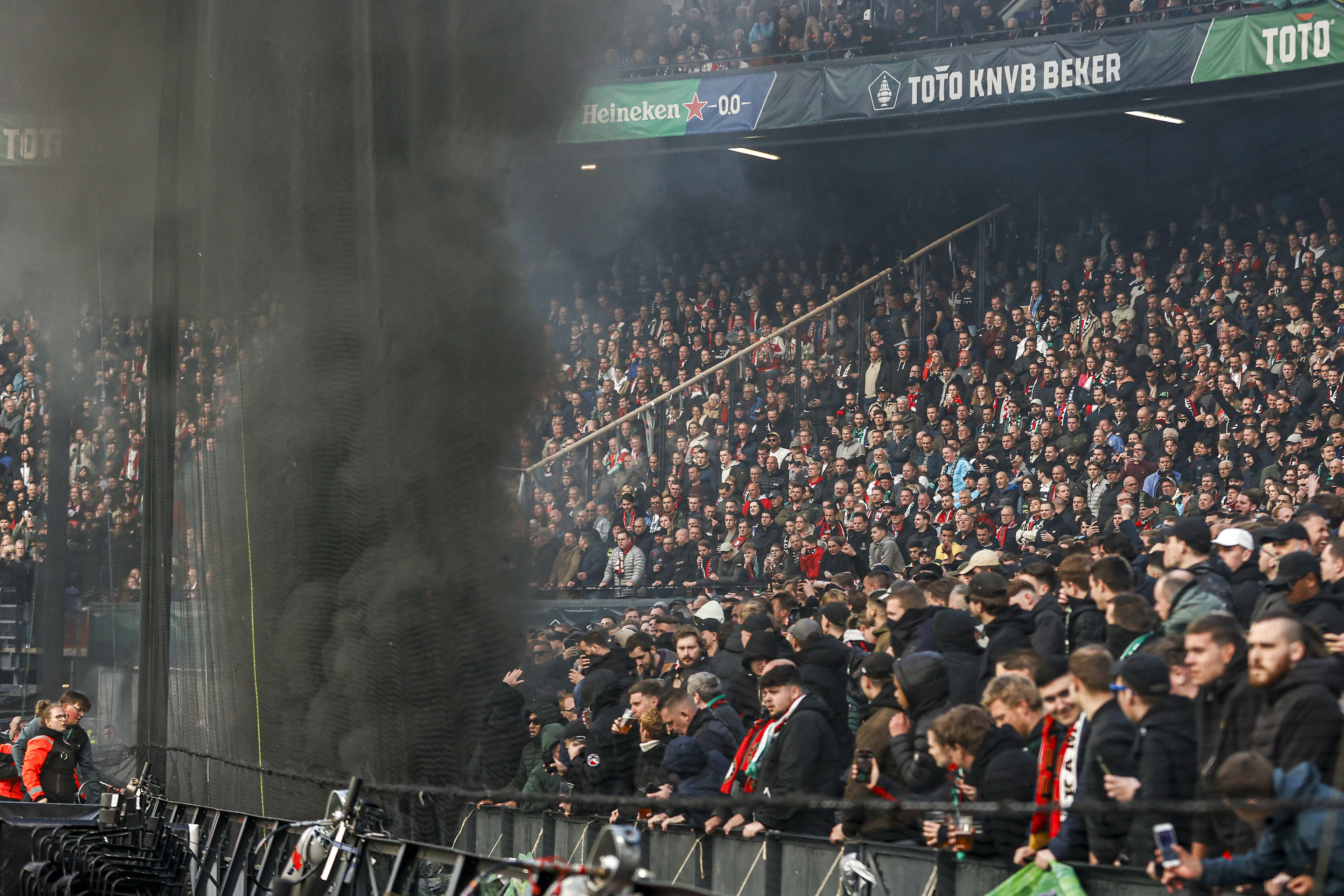 Bekerfinale Feyenoord - NEC voor tweede keer stilgelegd om vuurwerk