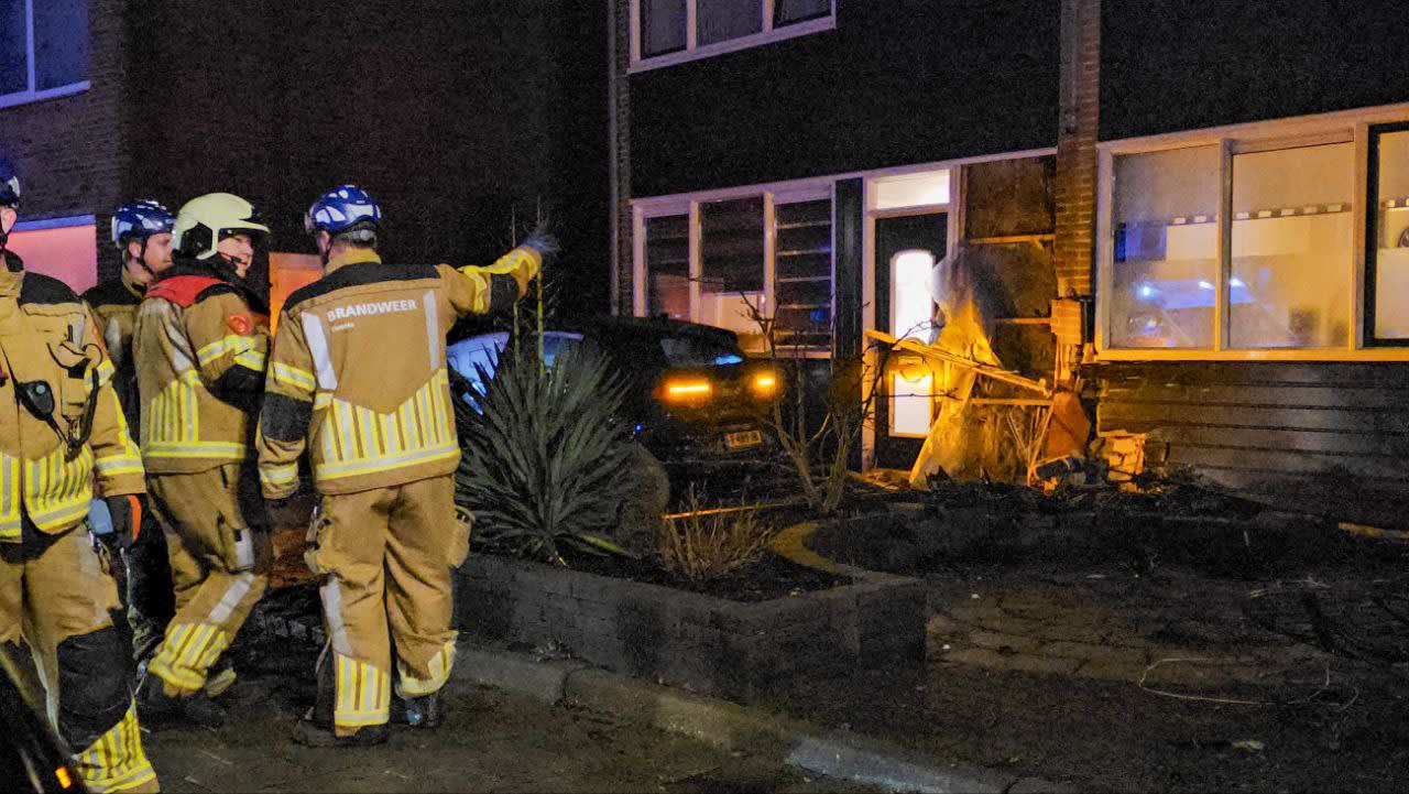 Automobilist crasht met gestolen auto tegen woning in Enschede