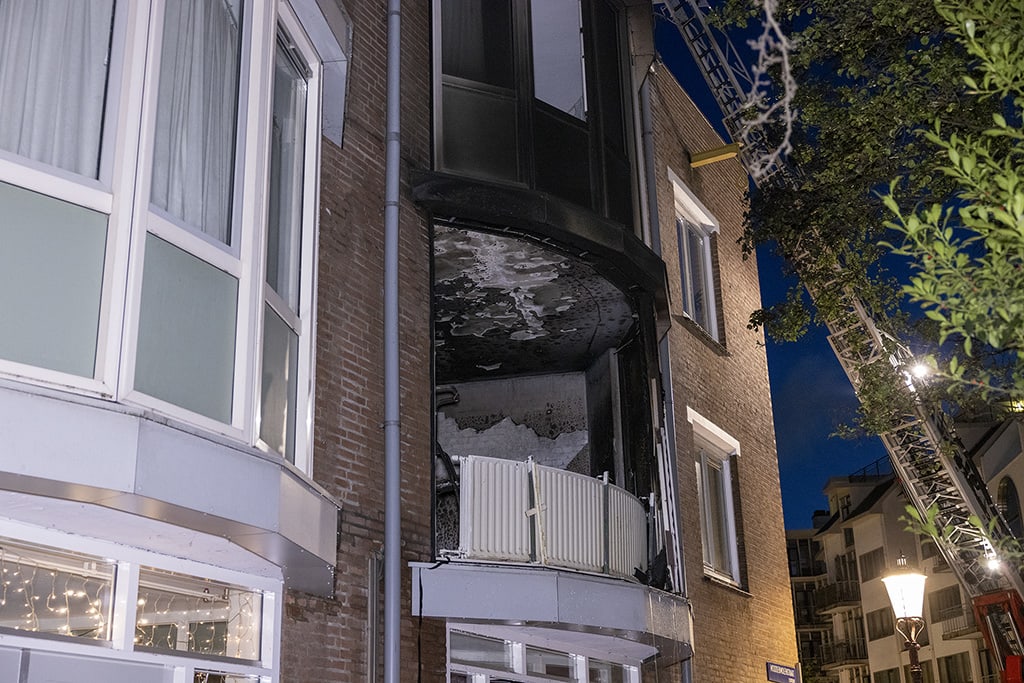 Grote brand in woning centrum Amsterdam, 18 omwonenden geëvacueerd