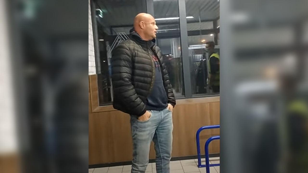 VIDEO: Man 'bedreigt' jonge supermarktmedewerker vanwege mondkapje: 'Tot de politie er is krijg je gewoon klappen'