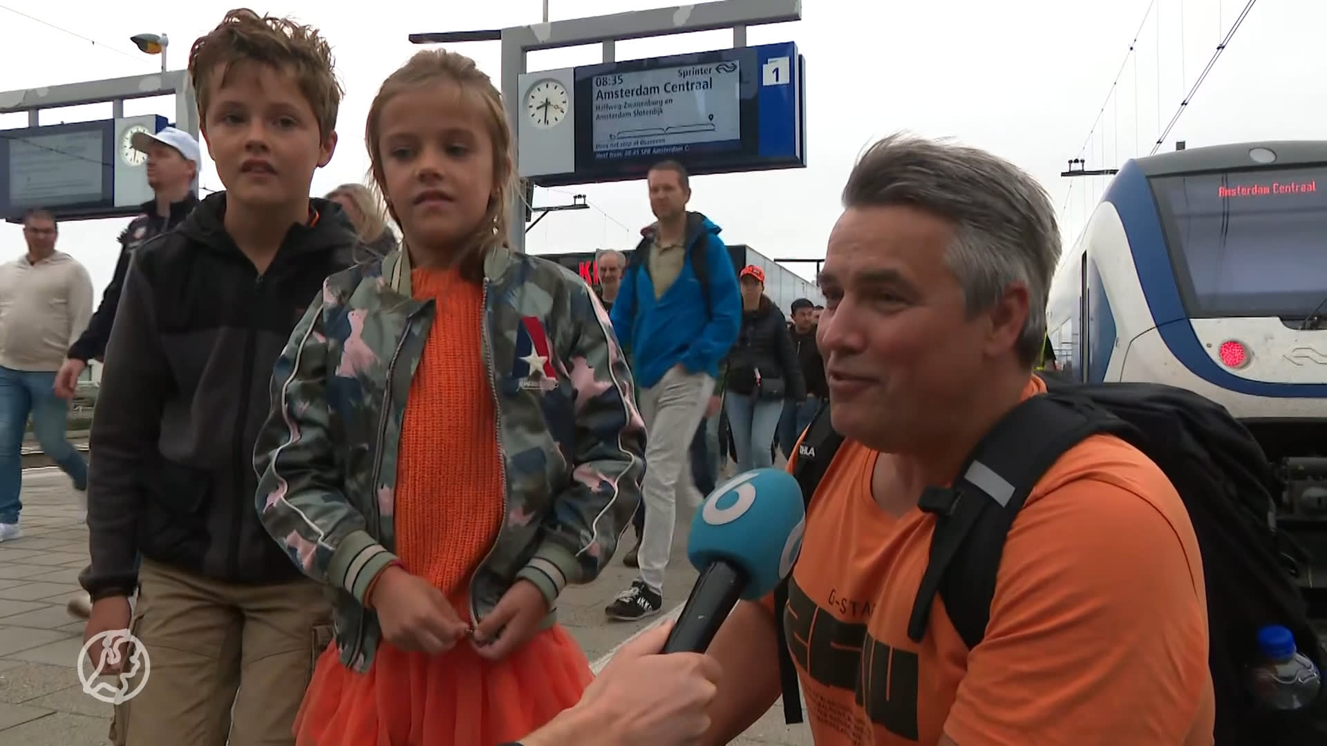 Tienduizenden Formule 1-fans komen met de trein aan in Zandvoort