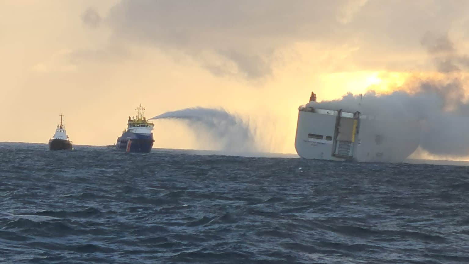 Alles op alles om brandend schip niet te laten zinken: 'Kan milieuramp betekenen'