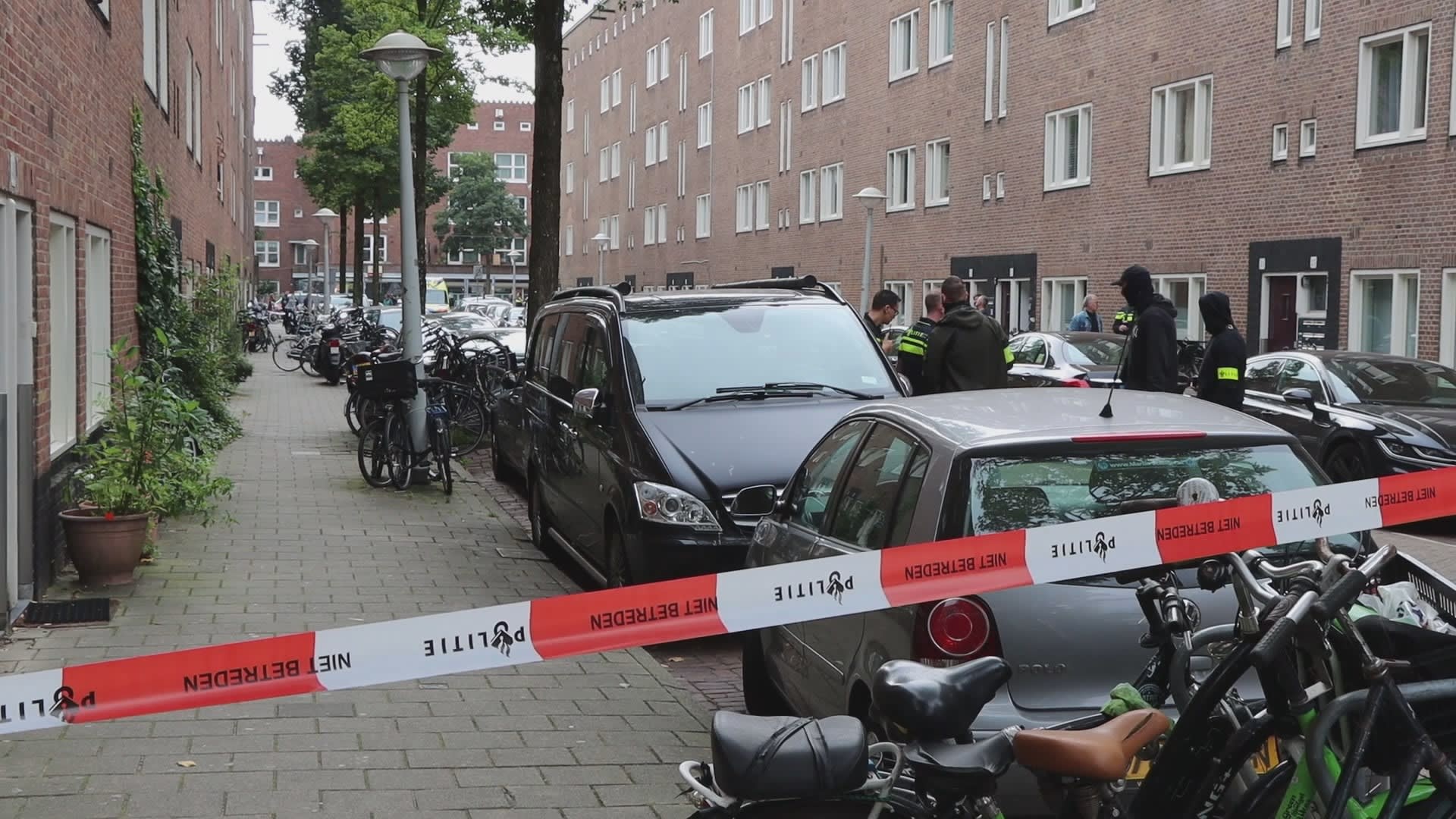 Automobilist rijdt in op agenten in Amsterdam, schoten gelost