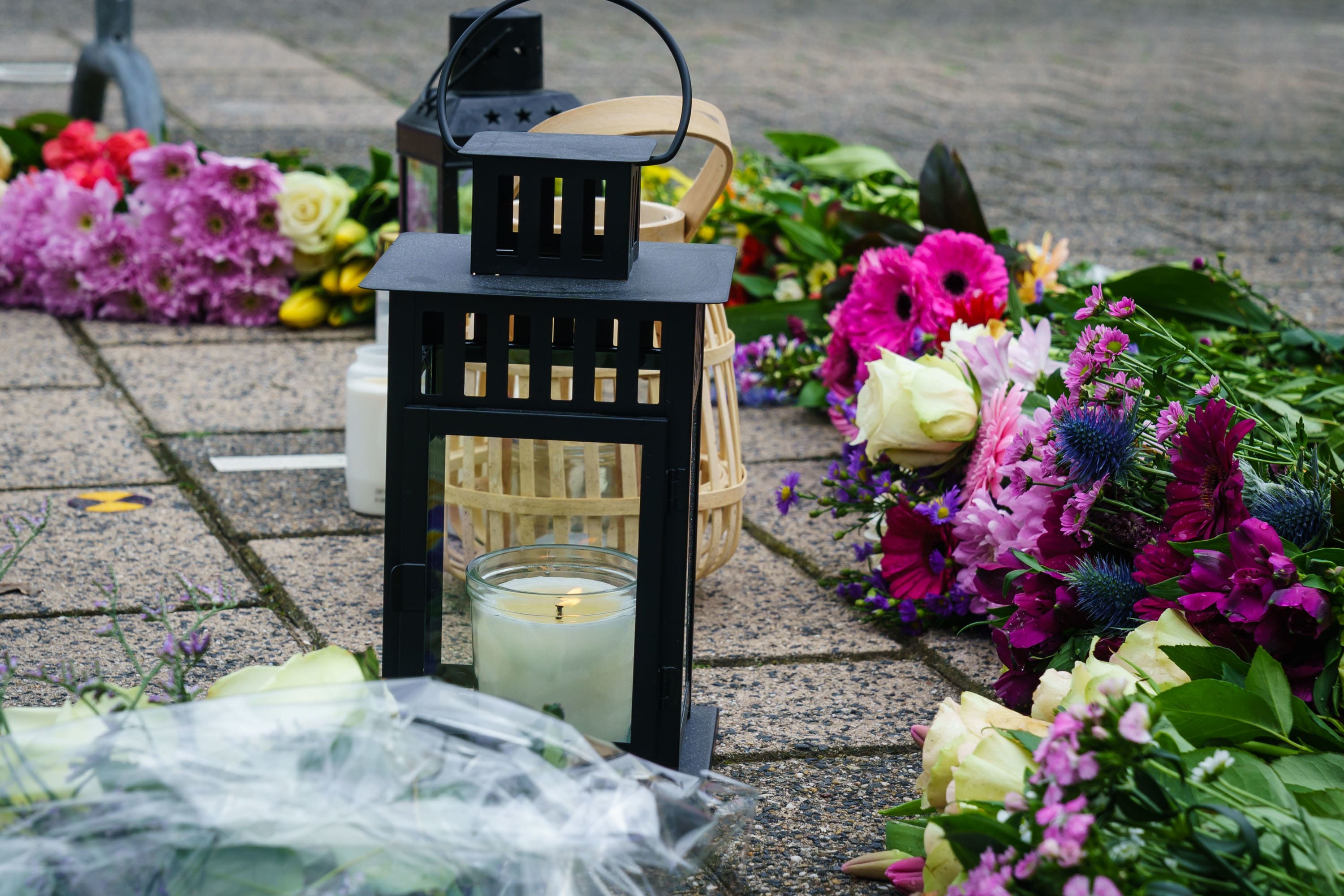 Bloemen op parkeerplaats Houten waar man werd doodgeschoten: 'Je zult gemist worden'