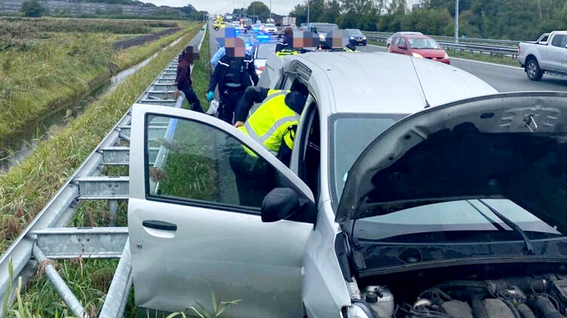 Tiener zonder rijbewijs knalt tijdens achtervolging met auto op vangrail