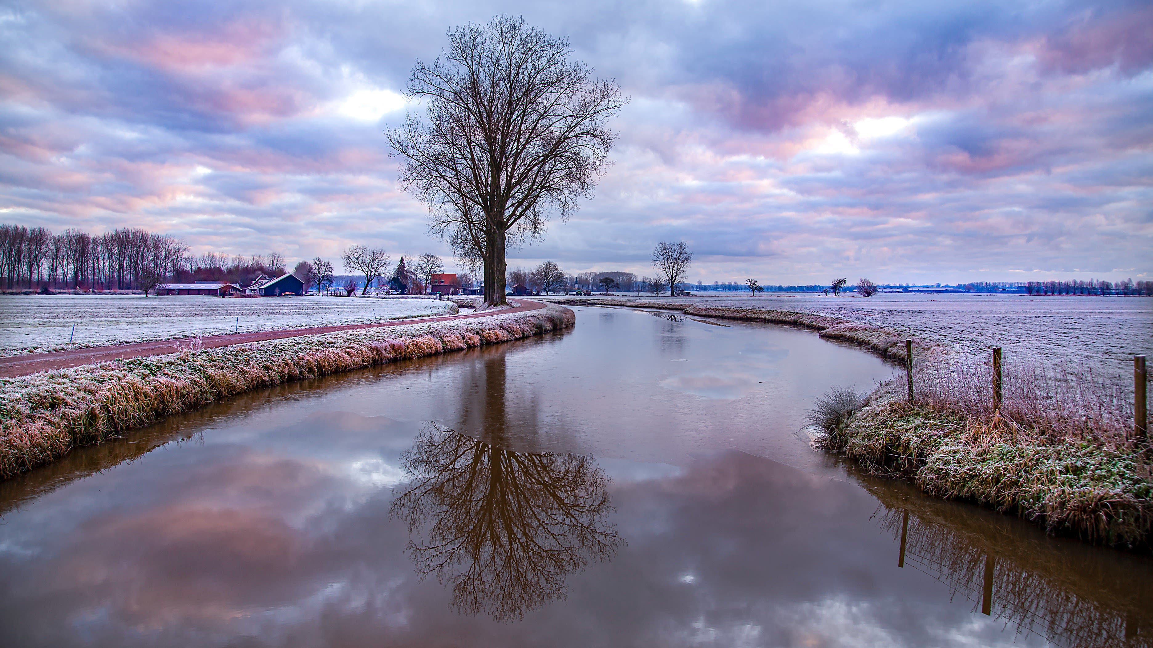 Veel bewolking, wat motregen en meer wind