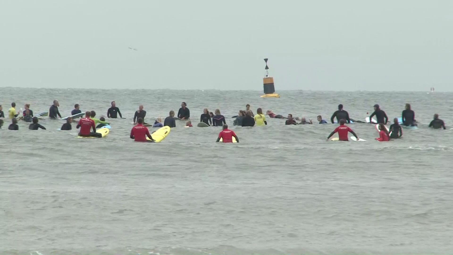 Omgekomen surfers in Scheveningen herdacht met paddle out