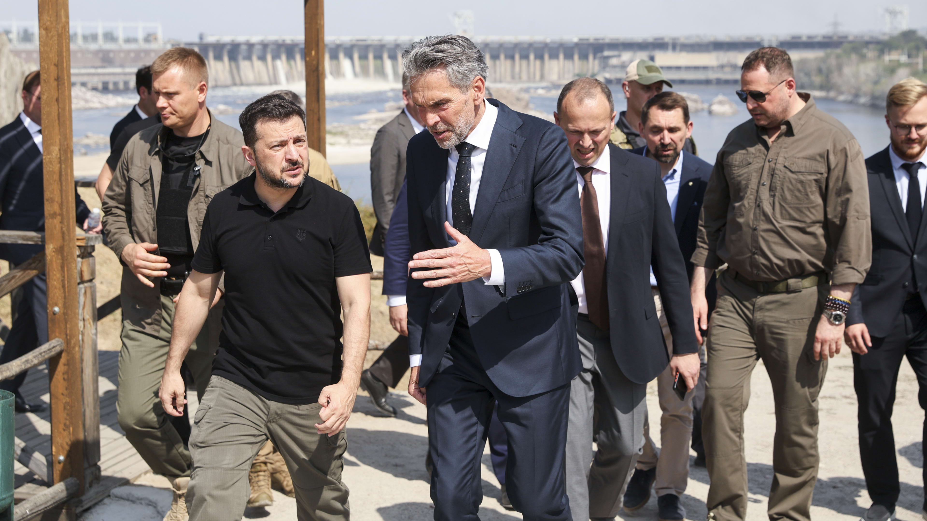 Schoof en Wilders bezorgd om stop Amerikaanse steun, Zelensky zoekt toenadering