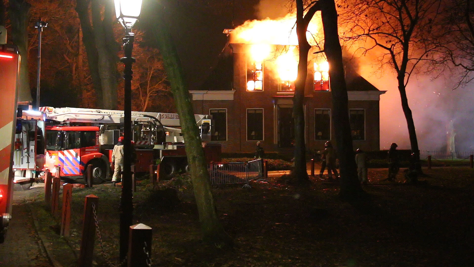 Monumentale boerderij in Groningen afgebrand, bewoners veilig maar katten spoorloos