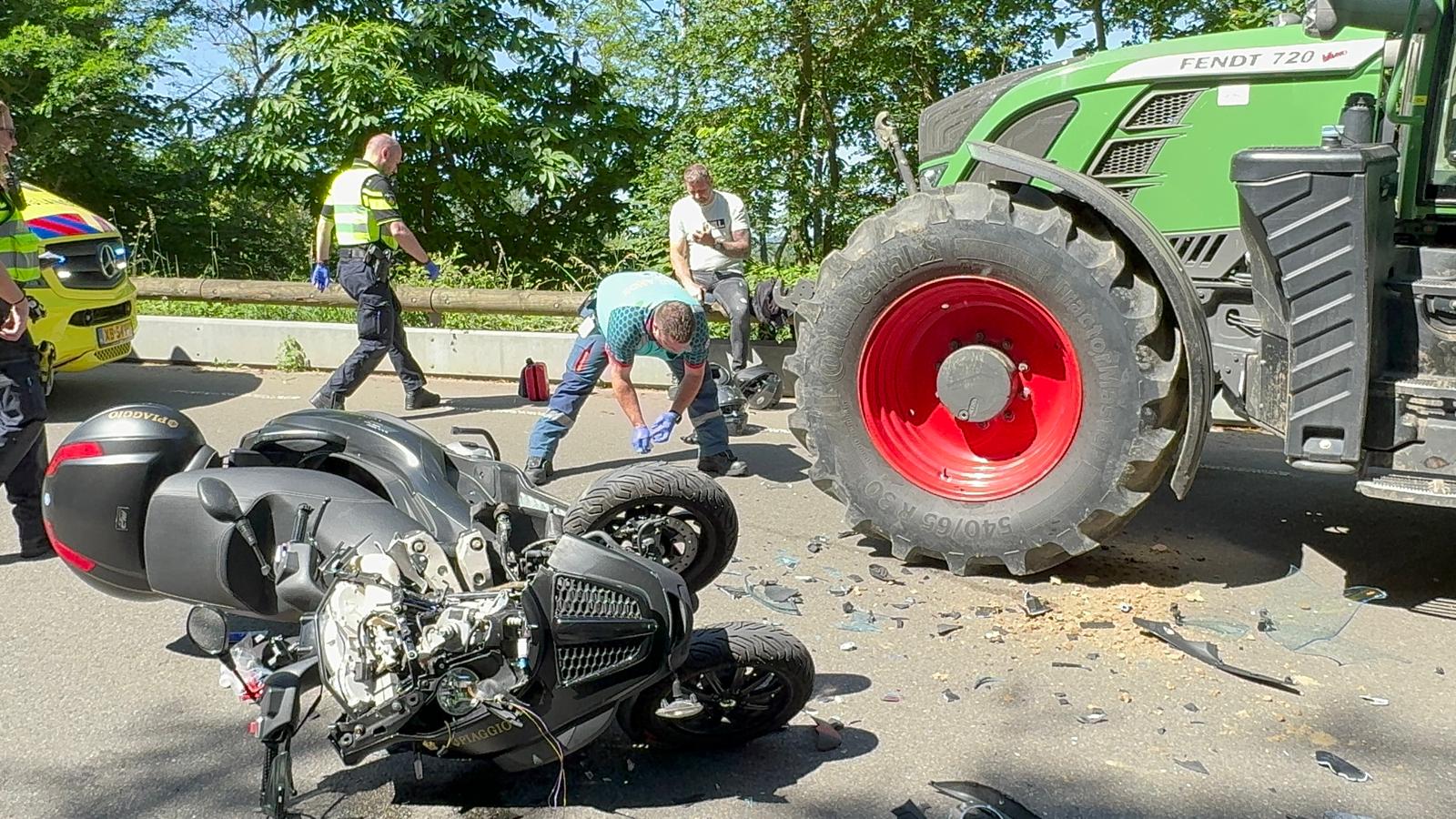 Motorrijder ernstig gewond bij zware aanrijding met tractor en gierton