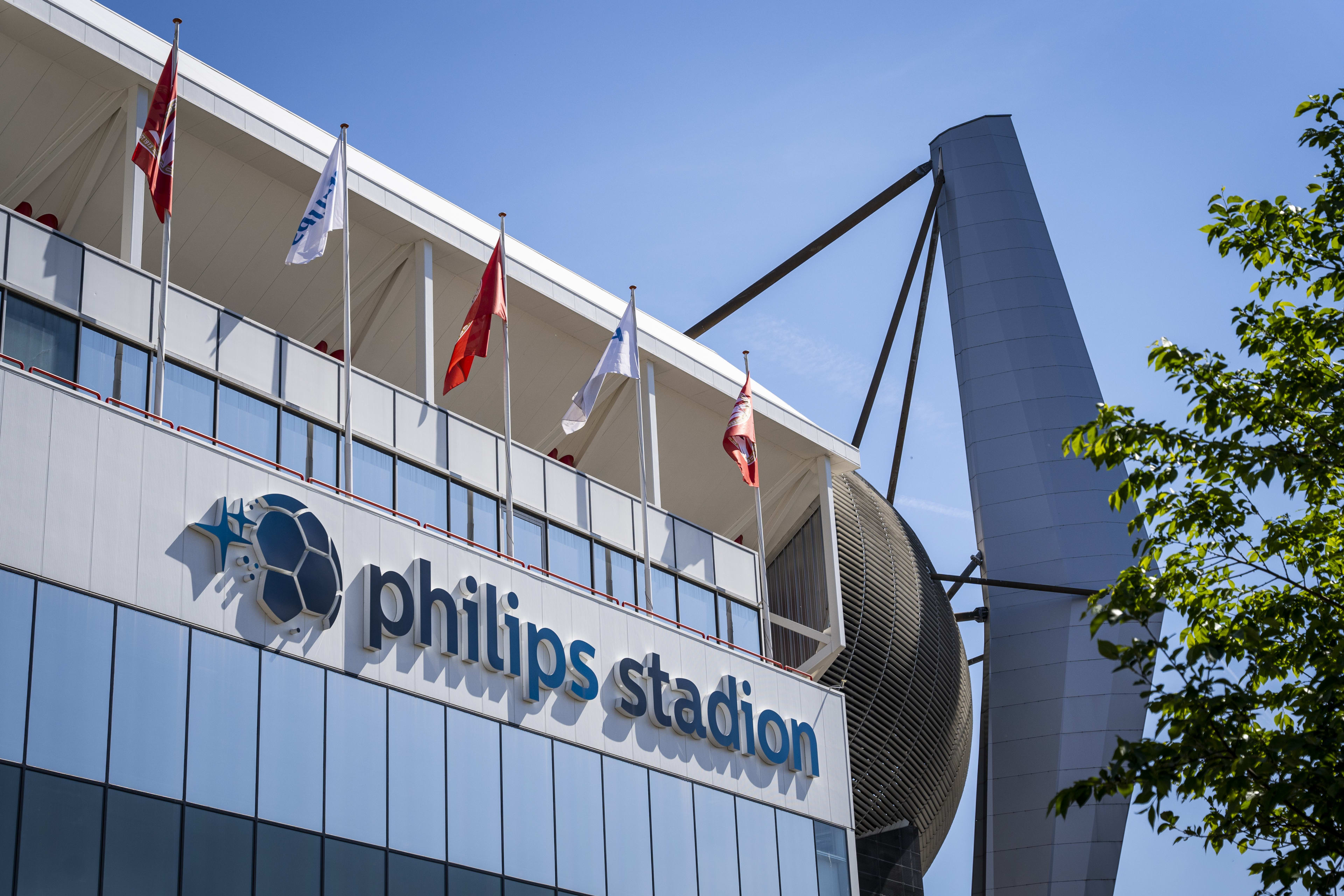 Brand in PSV-stadion in Eindhoven, brandweer weet tribunes te sparen