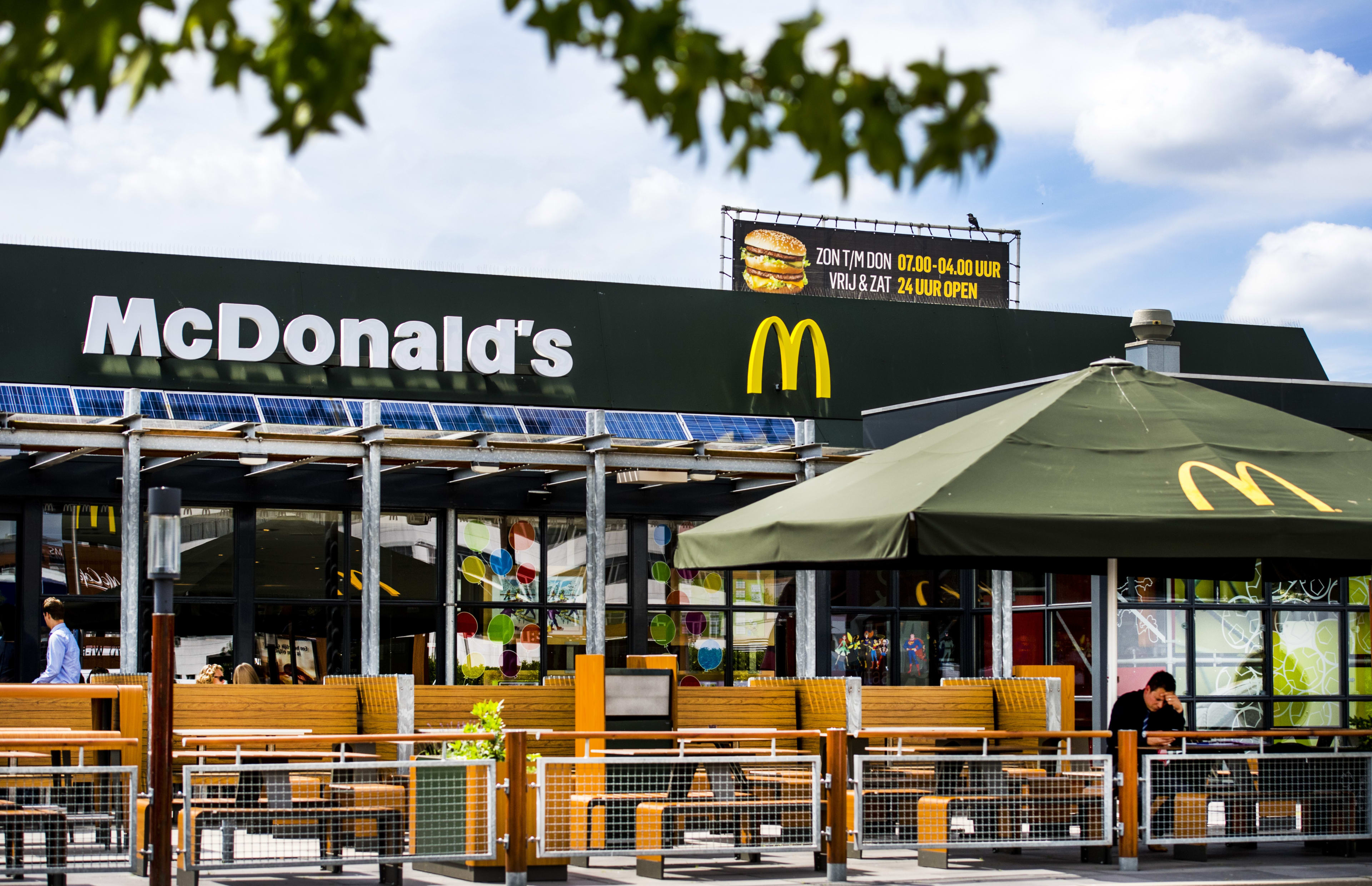 Geen peuk meer bij je hamburger: McDonald's maakt terrassen rookvrij