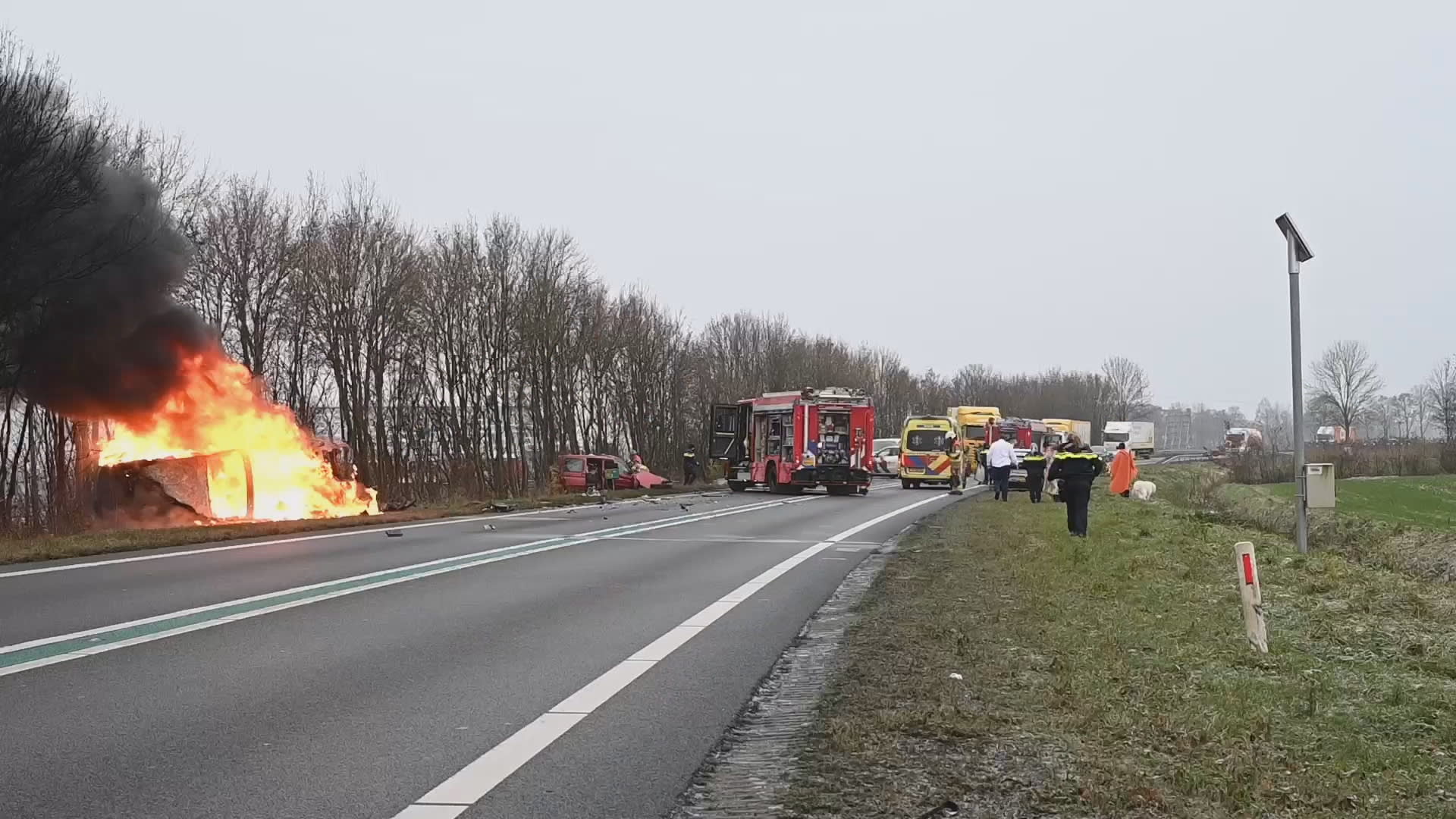 Busje vliegt in brand na botsing met auto op N36 bij Vriezenveen