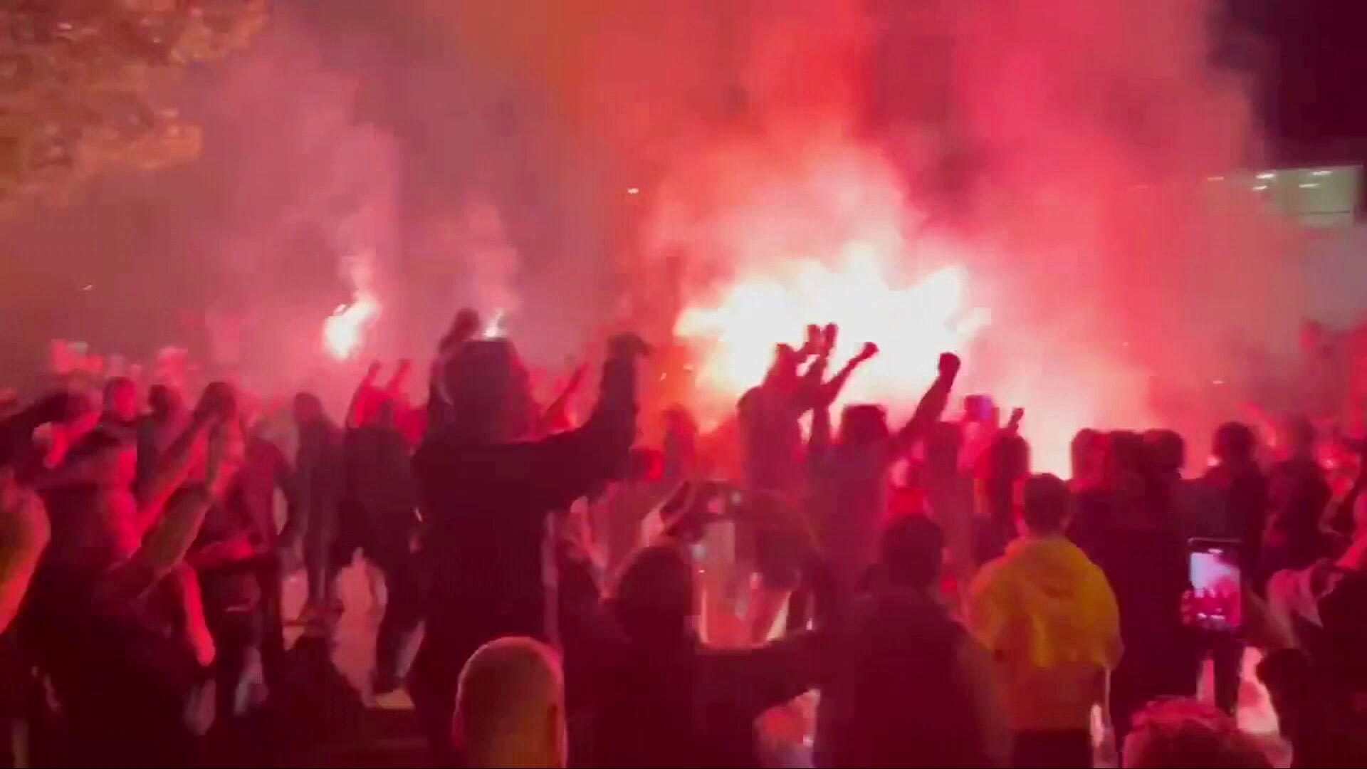 Vitesse-fans vieren feest na bereiken akkoord overname voetbalclub