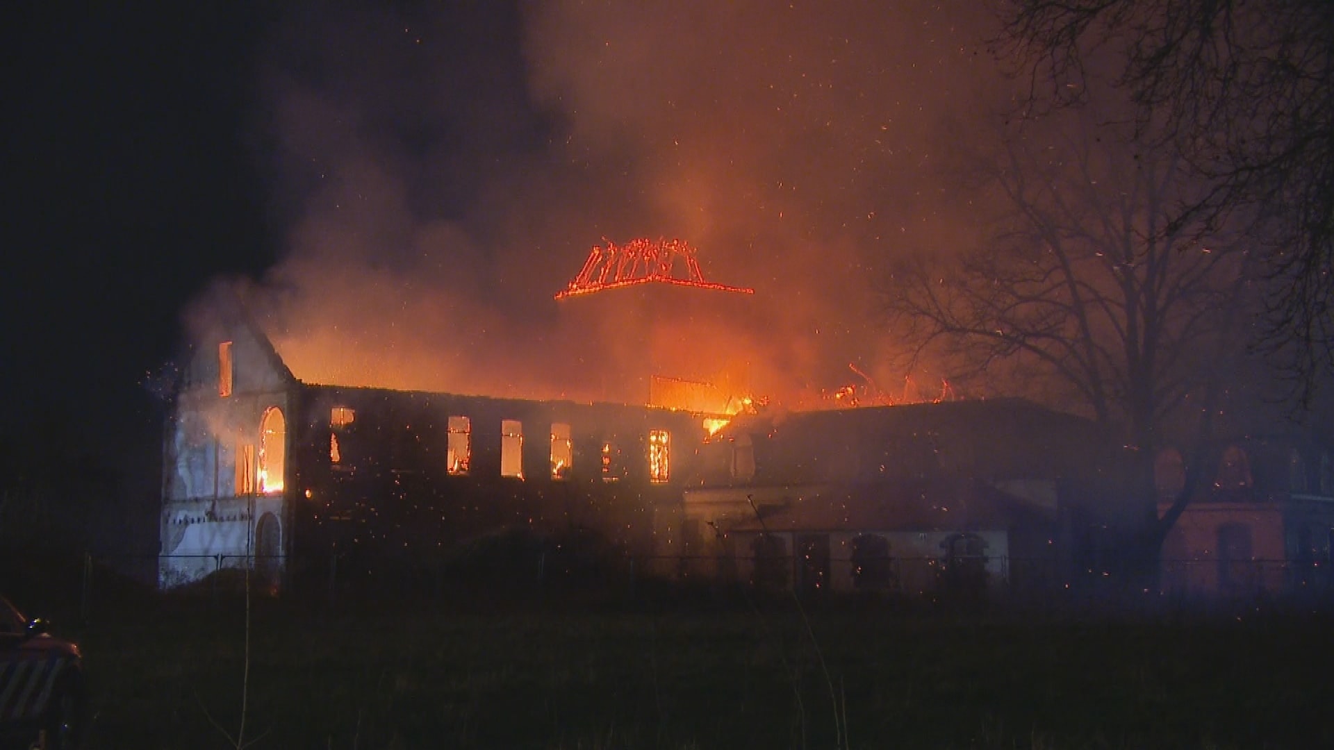 Vlammen slaan uit dak bij grote brand in kasteel Heel