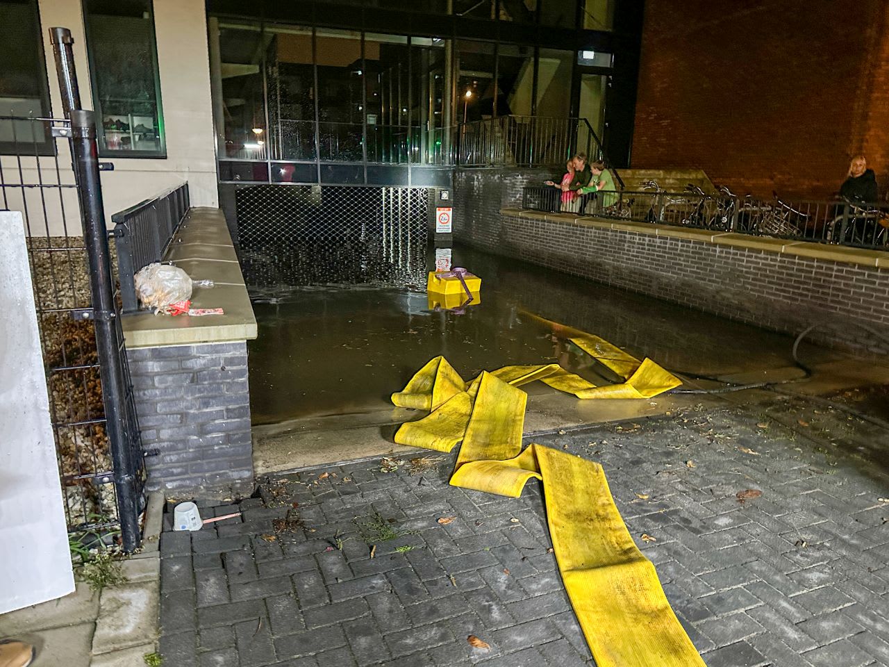 Parkeergarage in Enschede verandert in zwembad: 'Nog nooit meegemaakt'