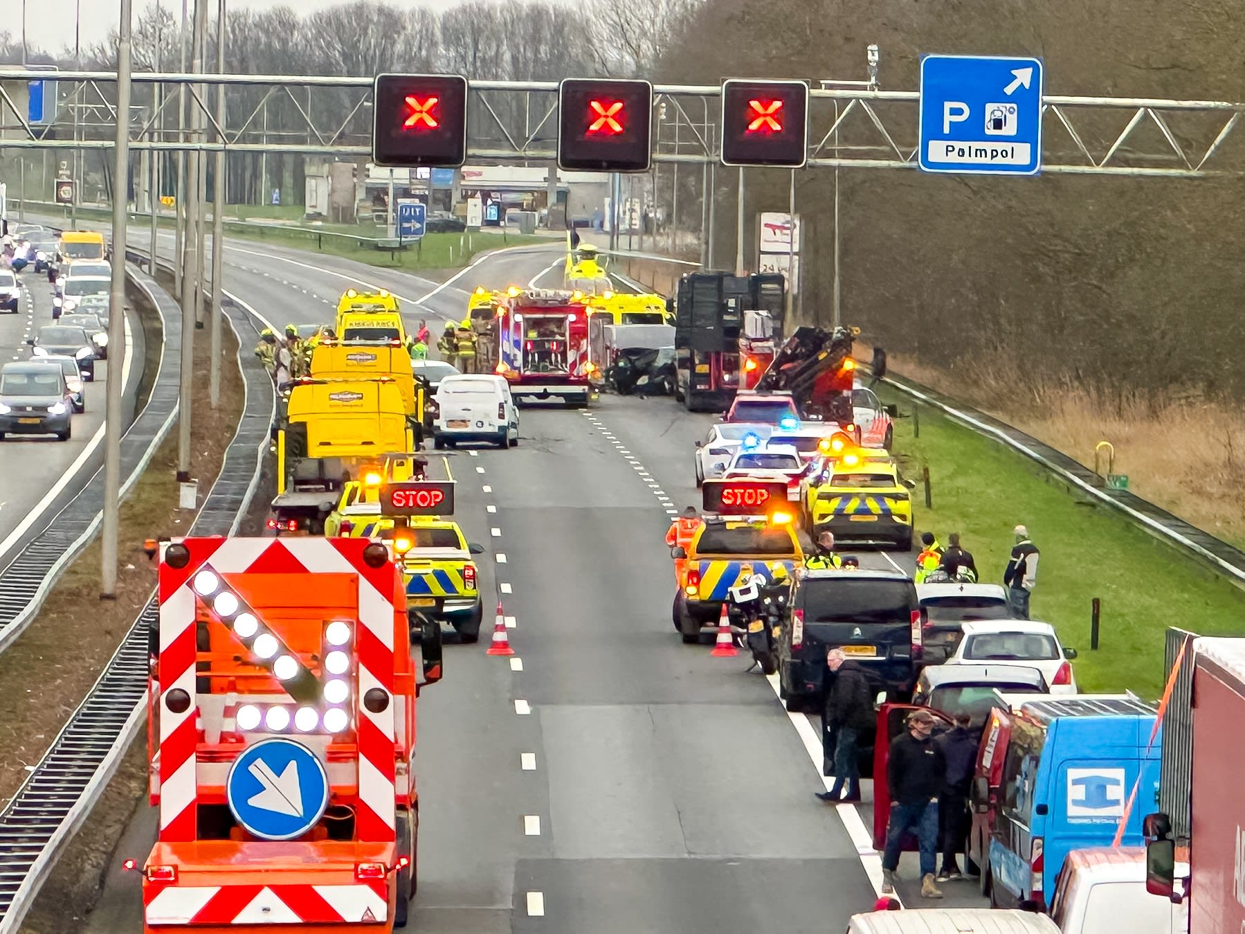 Dode en gewonden bij ongeluk op A1 bij Hoevelaken, snelweg dicht
