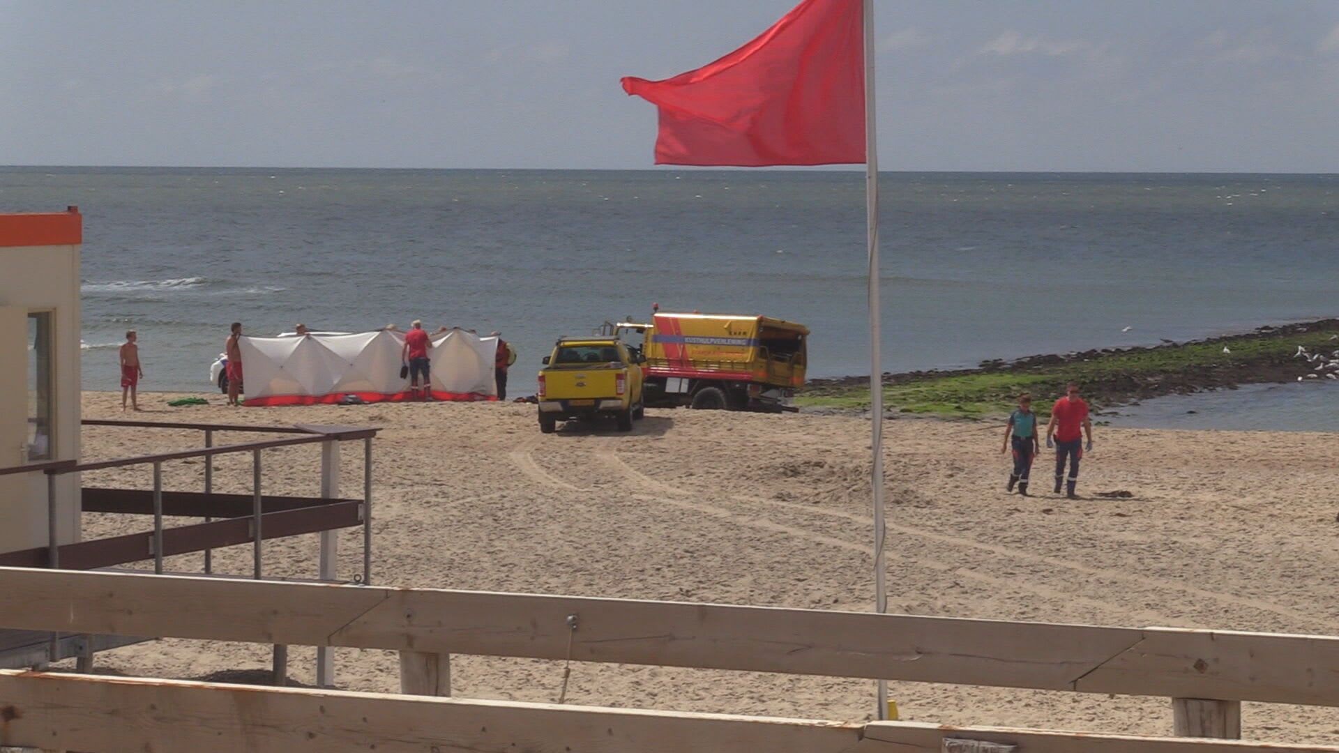 Man verdronken in zee bij Texel, rode vlag gehesen