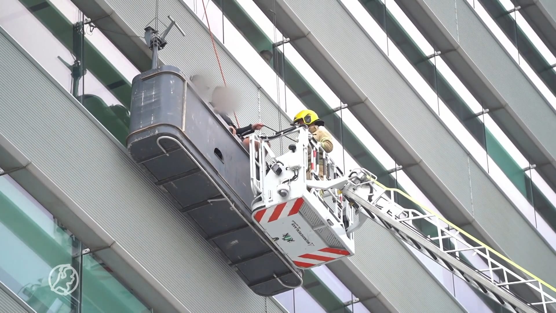 Rotterdamse glazenwassers bungelen op grote hoogte in losgeschoten bakje