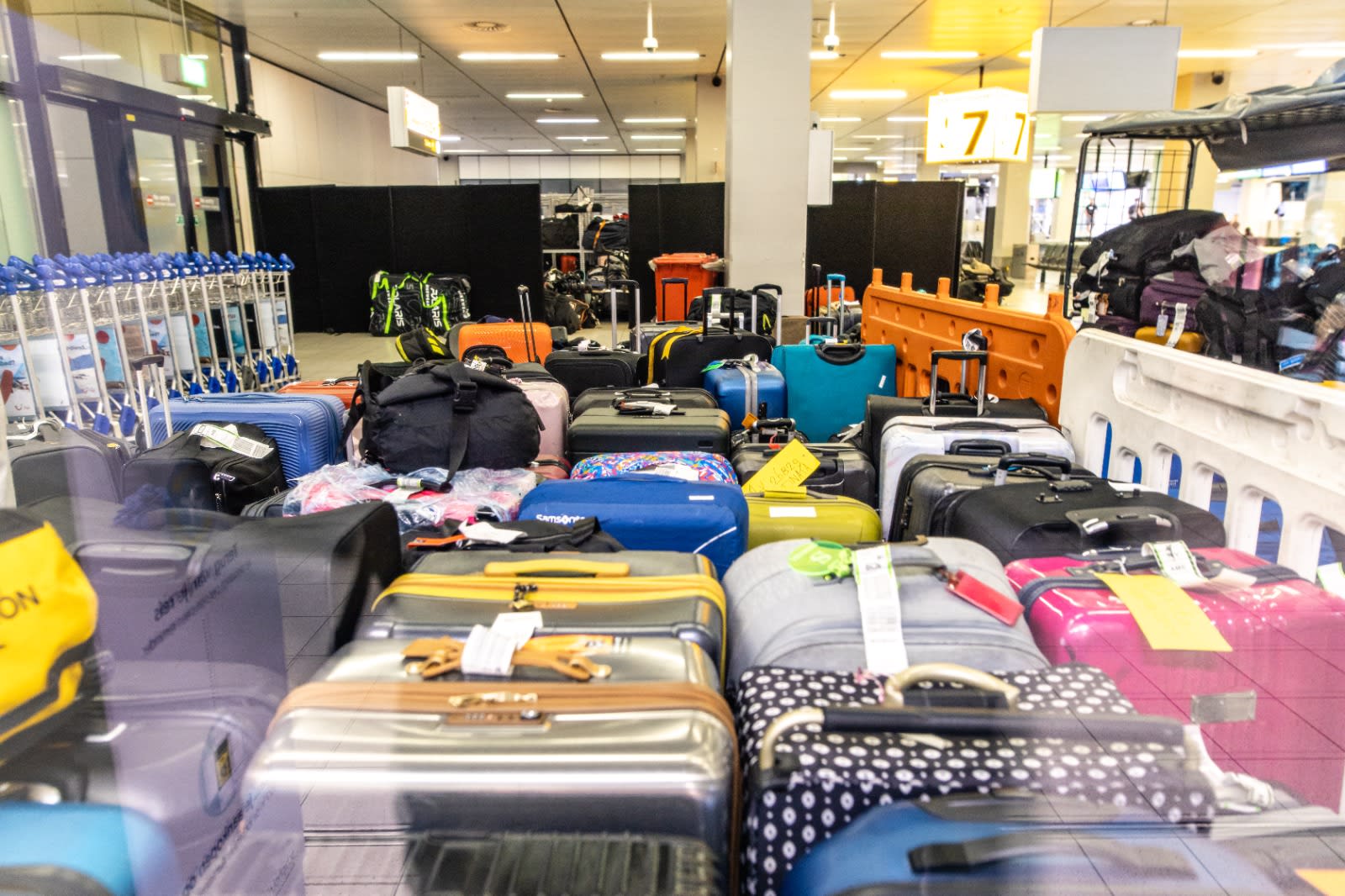 Problemen Schiphol stapelen zich op: duizenden achtergebleven koffers verstikken luchthaven