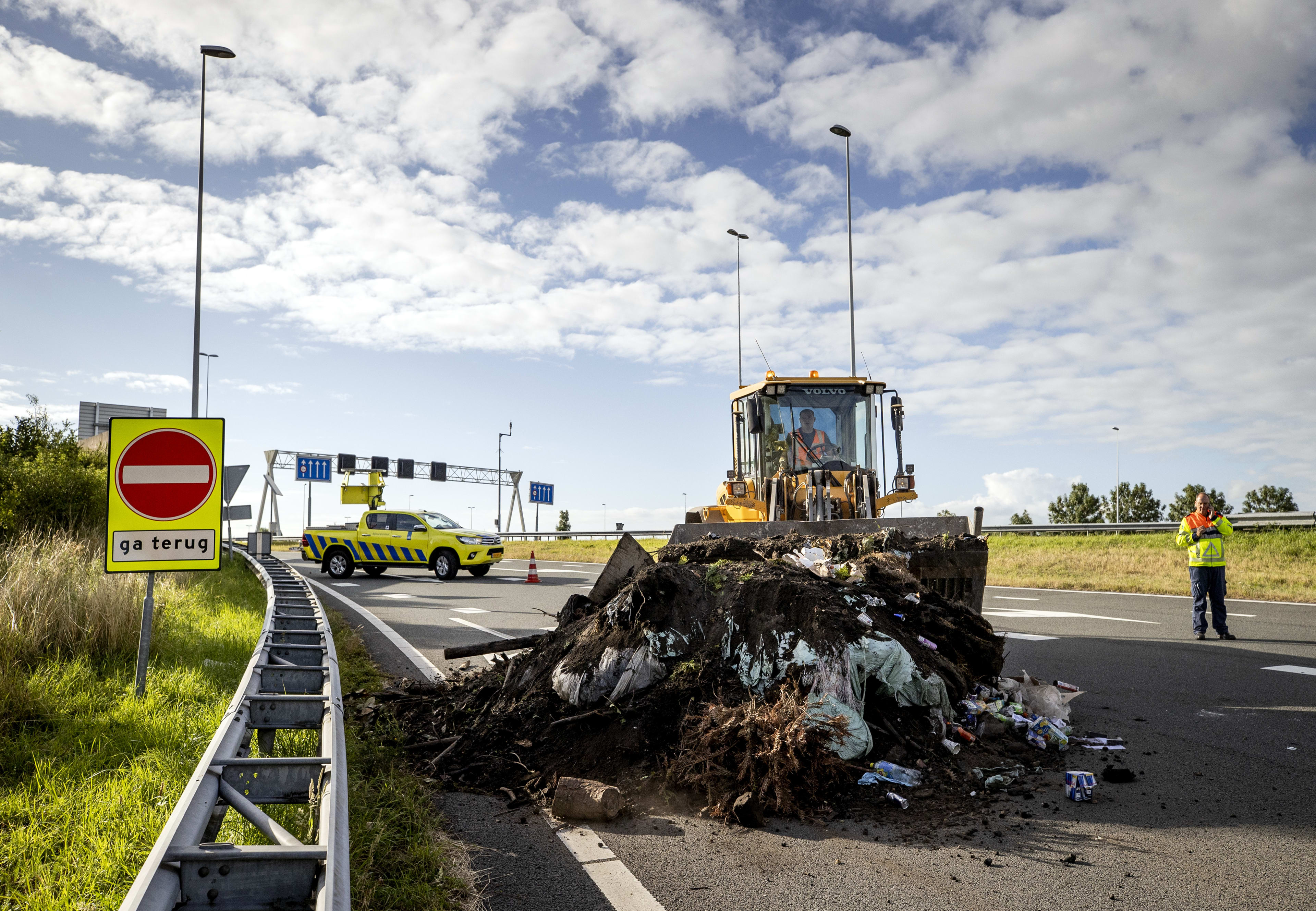 Nog steeds snelwegen gebarricadeerd: auto botst op hooibaal en asbest gevonden