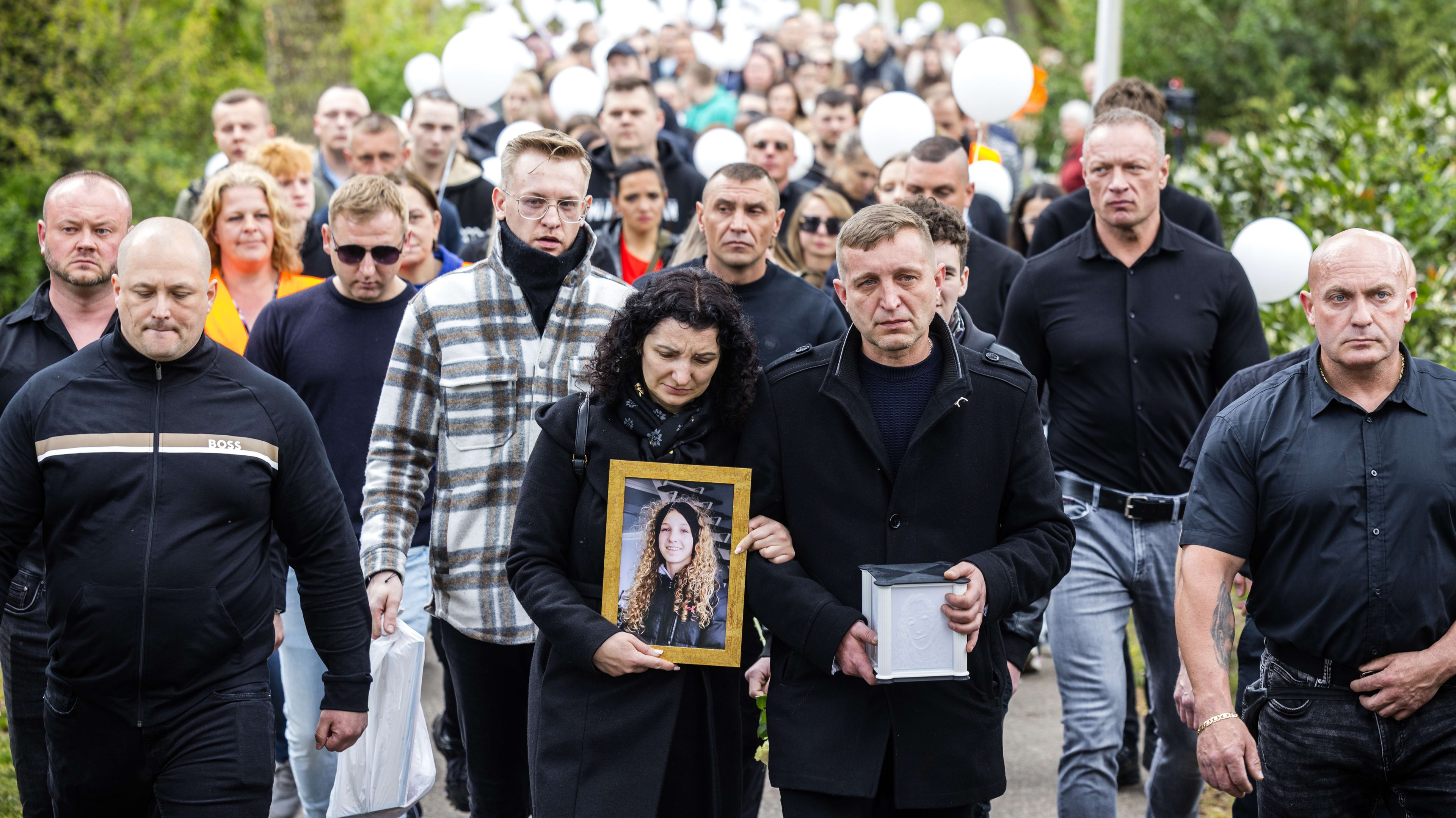 Grote opkomst bij stille tocht voor Nina (14) die uit het leven stapte na pesterijen