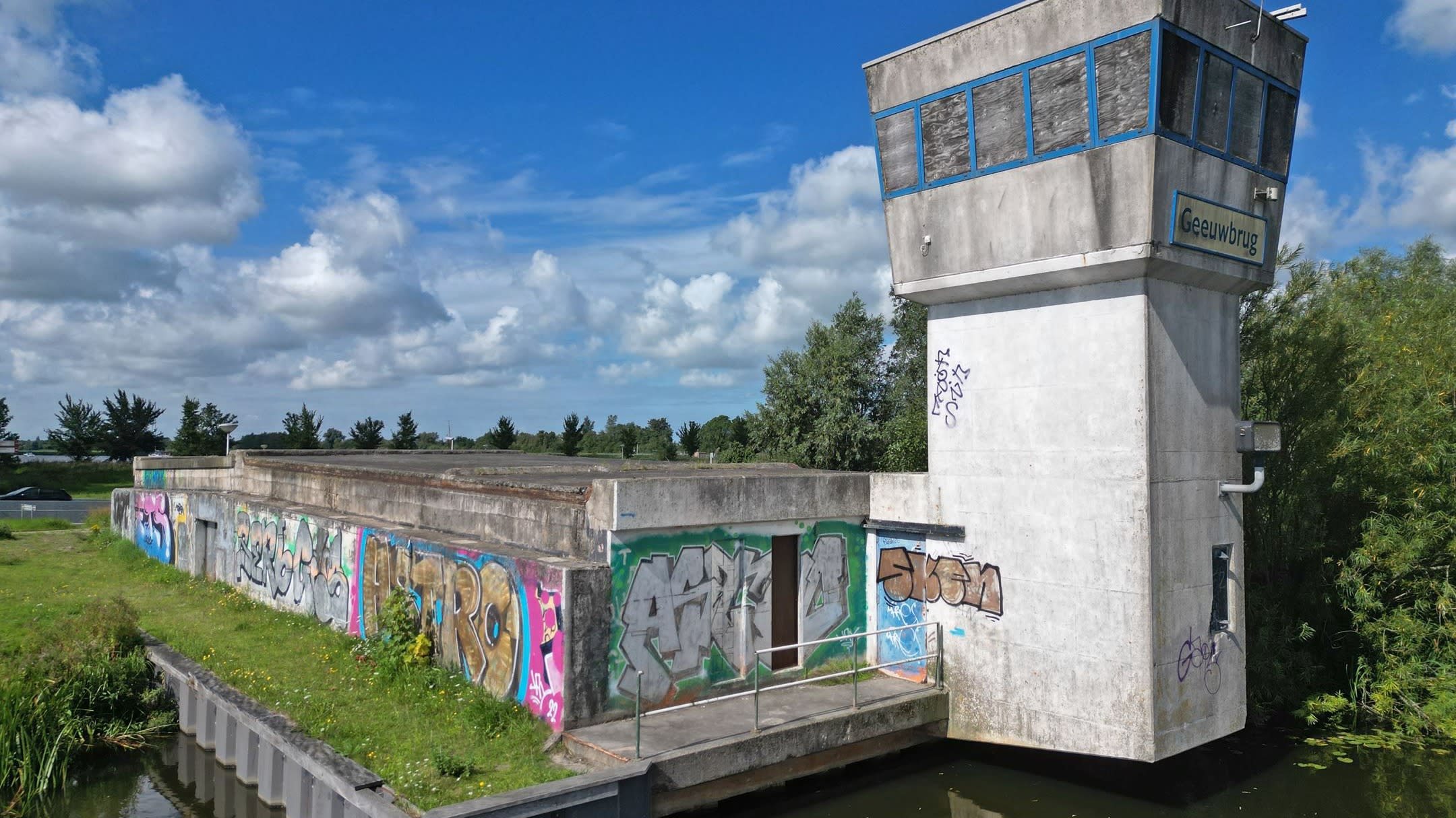 Makelaar zet met graffiti beklad pand te koop als 'exclusieve watervilla'