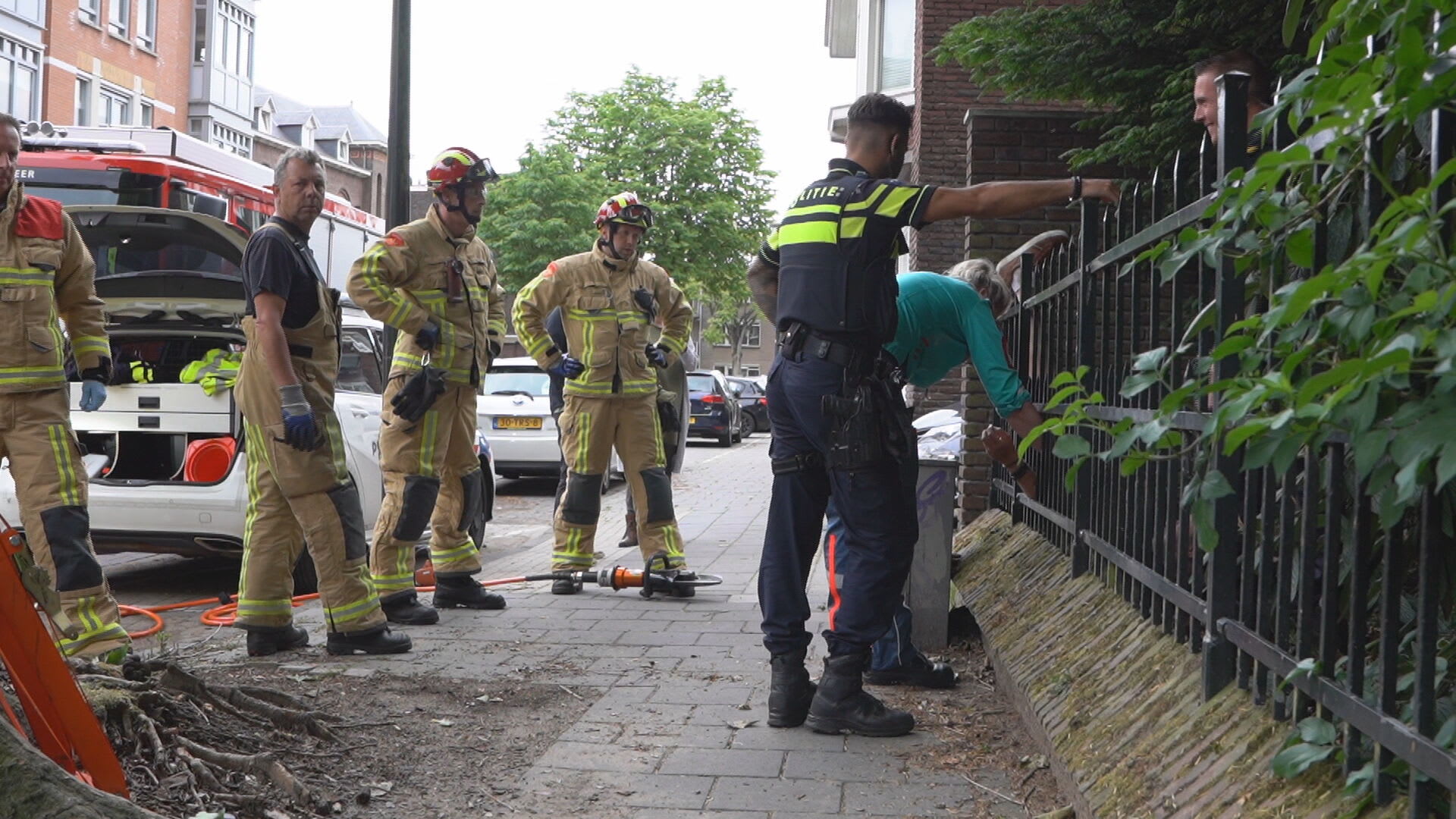 Man ondersteboven gespietst op hek in Eindhoven