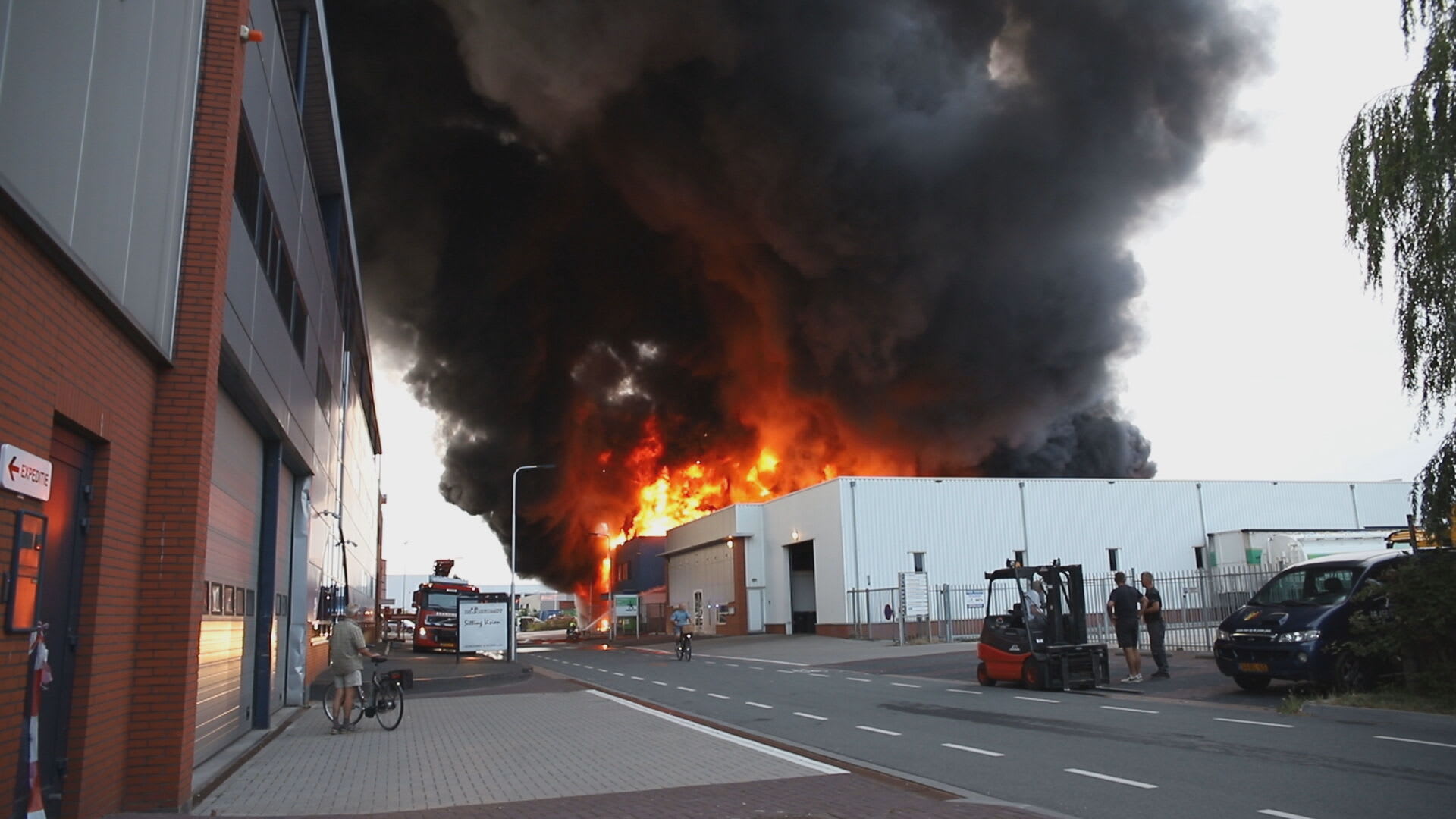 Zeer grote brand op industrieterrein Beesd, A2 afgesloten om explosiegevaar