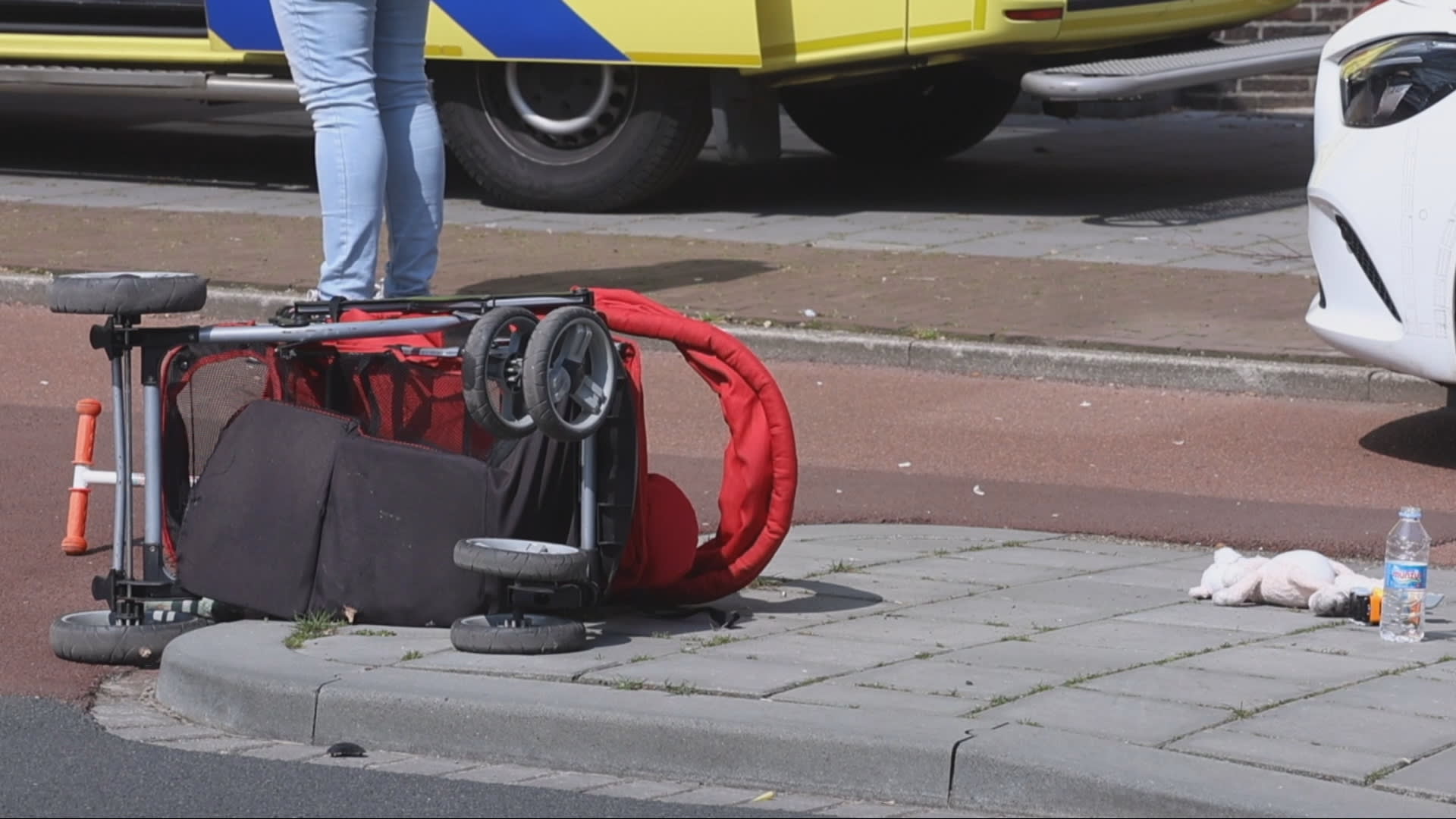 Drie kinderen naar ziekenhuis na ongeval met kinderwagen in Den Haag