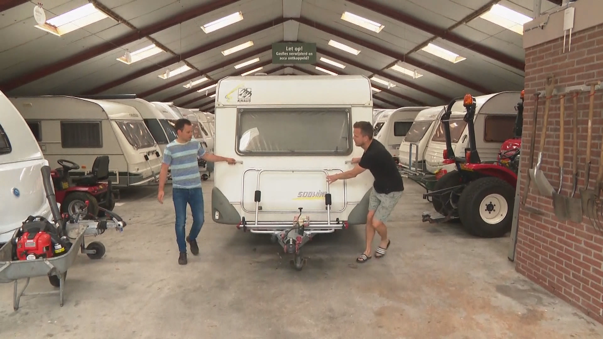 Het is vakantie, dus worden alle caravans gewassen en klaargemaakt