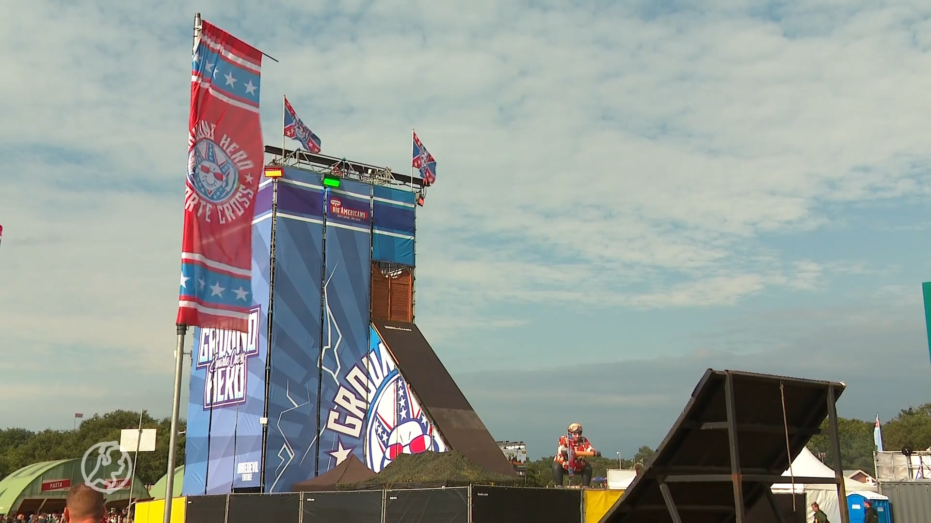 Persoon van hoge attractie Zwarte Cross gevallen, traumaheli op festivalterrein