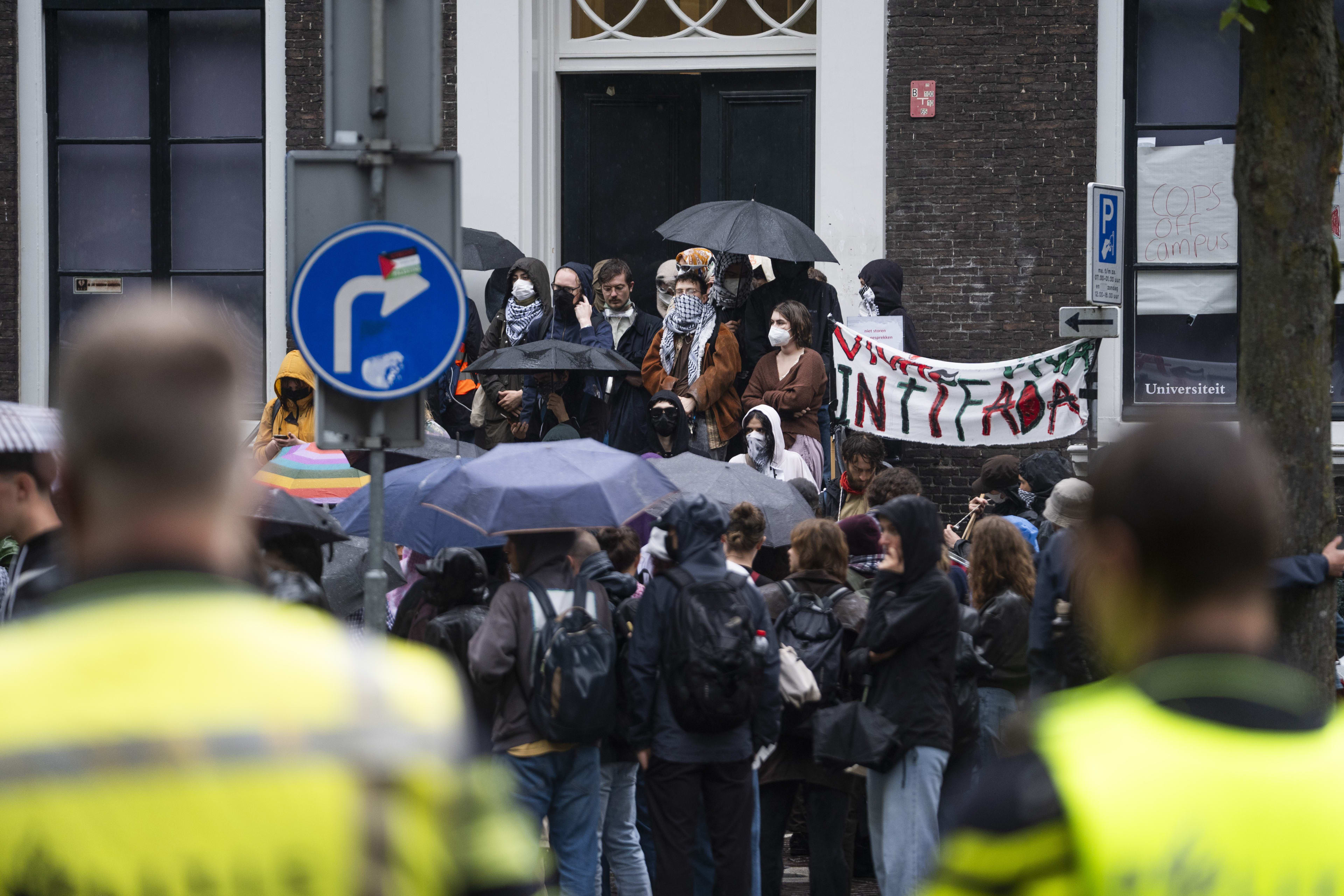 Politie stuurt onderhandelaar naar pro-Palestijnse demonstranten Universiteit Utrecht