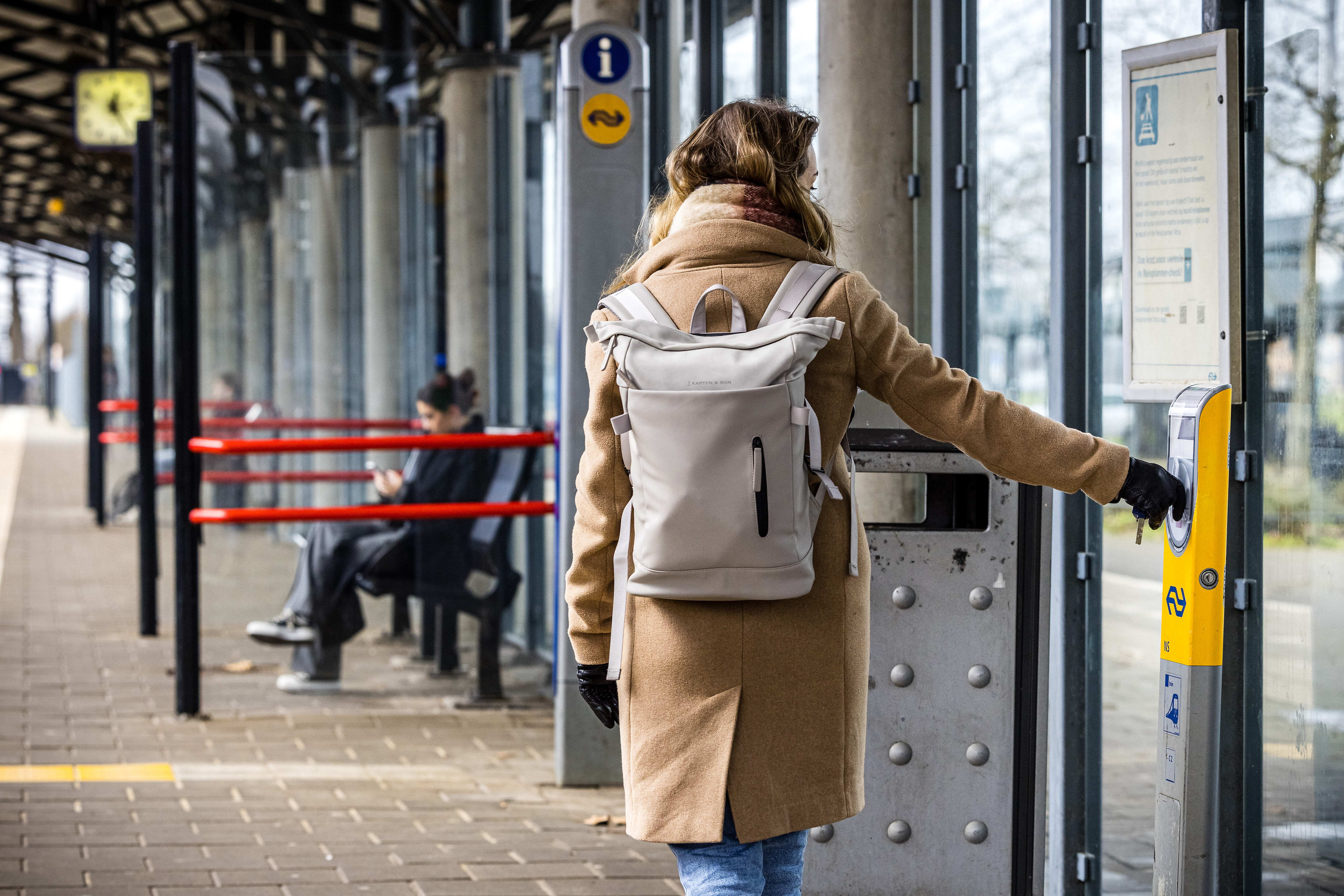 Reizigers 'vergeten' voor miljoenen euro's op oude ov-chipkaarten: zo krijg jij je geld terug