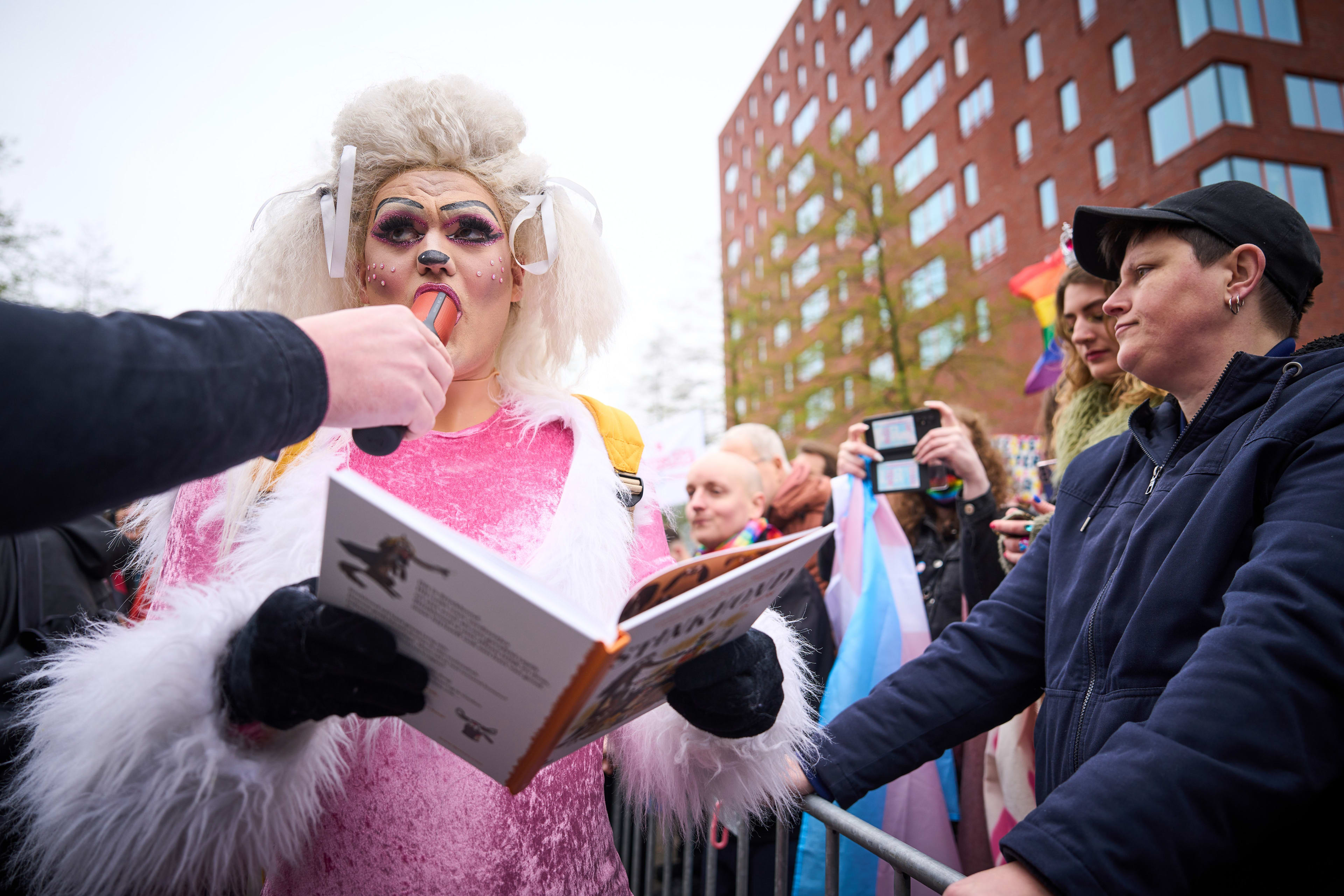 Meerderheid van Nederlanders: voorlezende dragqueens moet gewoon kunnen