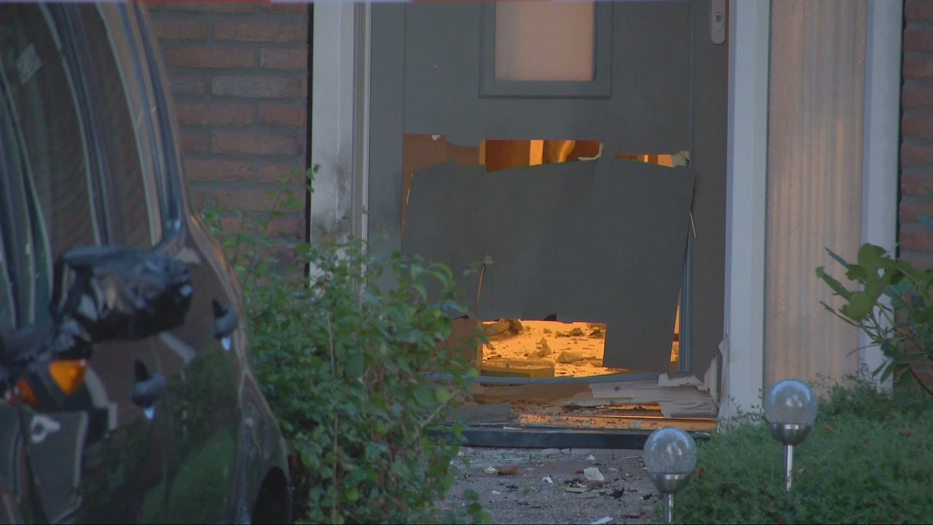 Voordeur aan diggelen na explosie bij woning in Venlo, verdachte op de vlucht